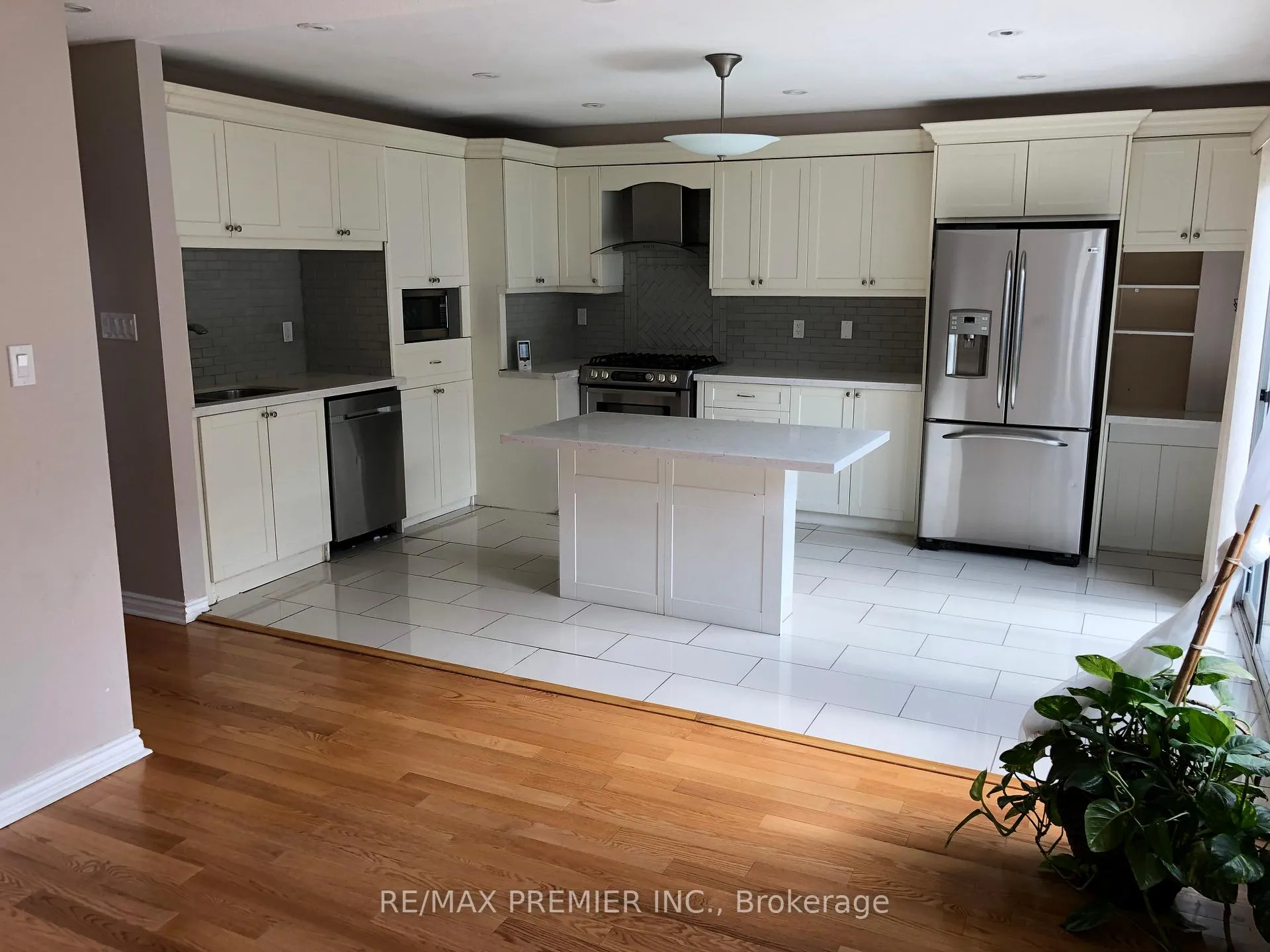 Photo 2 of 26 Lucerne Drive, Vaughan, Vellore Village — HOMEH
