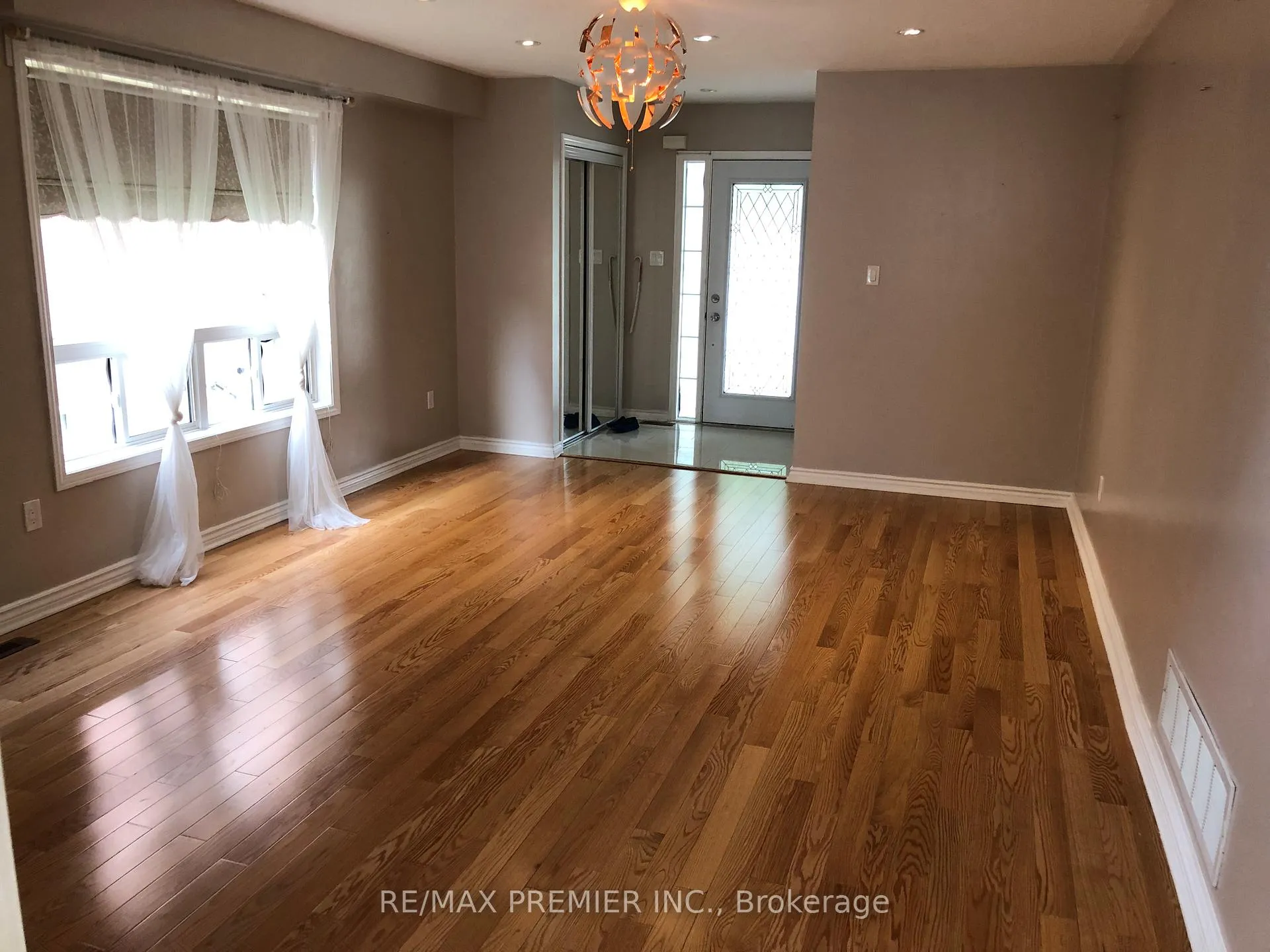 Photo 11 of 26 Lucerne Drive, Vaughan, Vellore Village — HOMEH