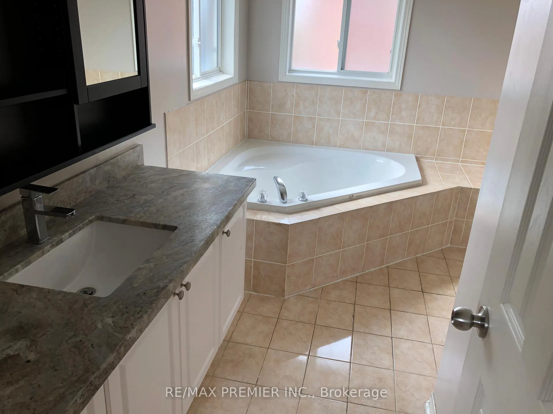 Photo 13 of 26 Lucerne Drive, Vaughan, Vellore Village — HOMEH