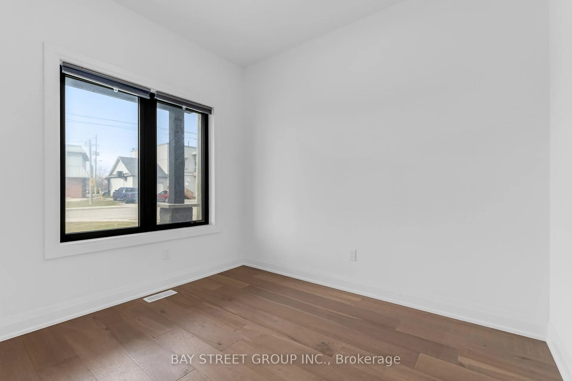 Photo 7 of 402 Aqueduct Street, Welland, N. Welland — HOMEH