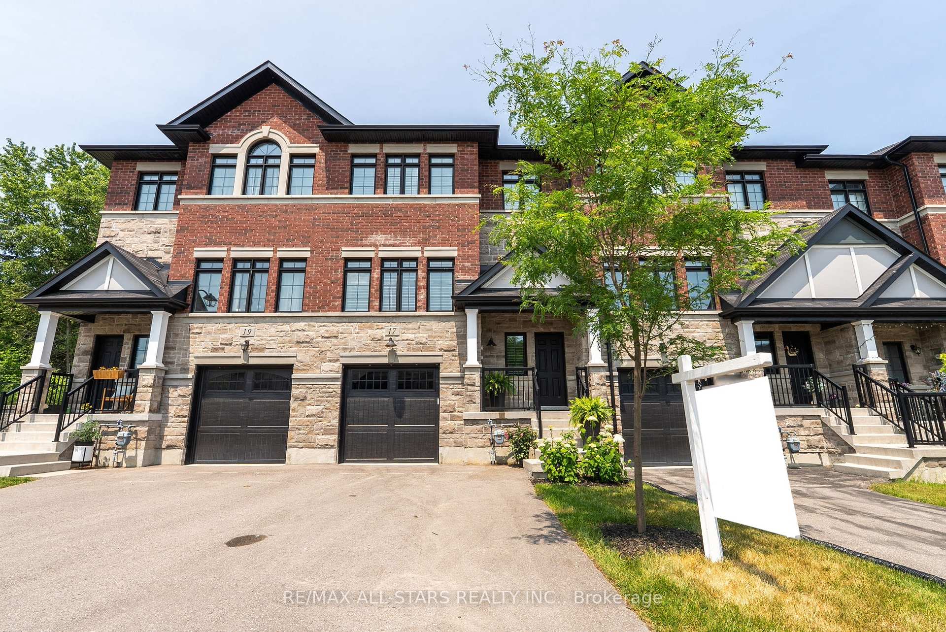 Photo 1 of 17 Gord Matthews Way, Uxbridge — HOMEH
