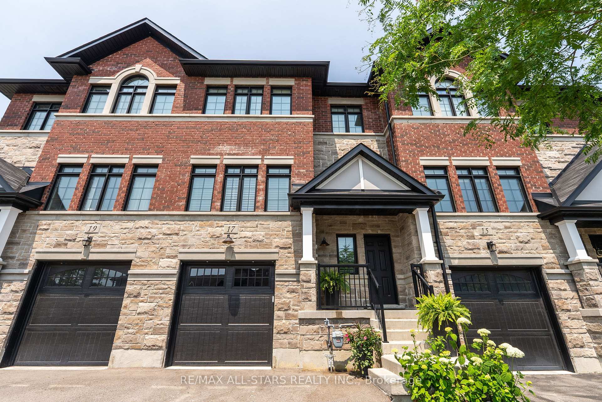 Photo 2 of 17 Gord Matthews Way, Uxbridge — HOMEH
