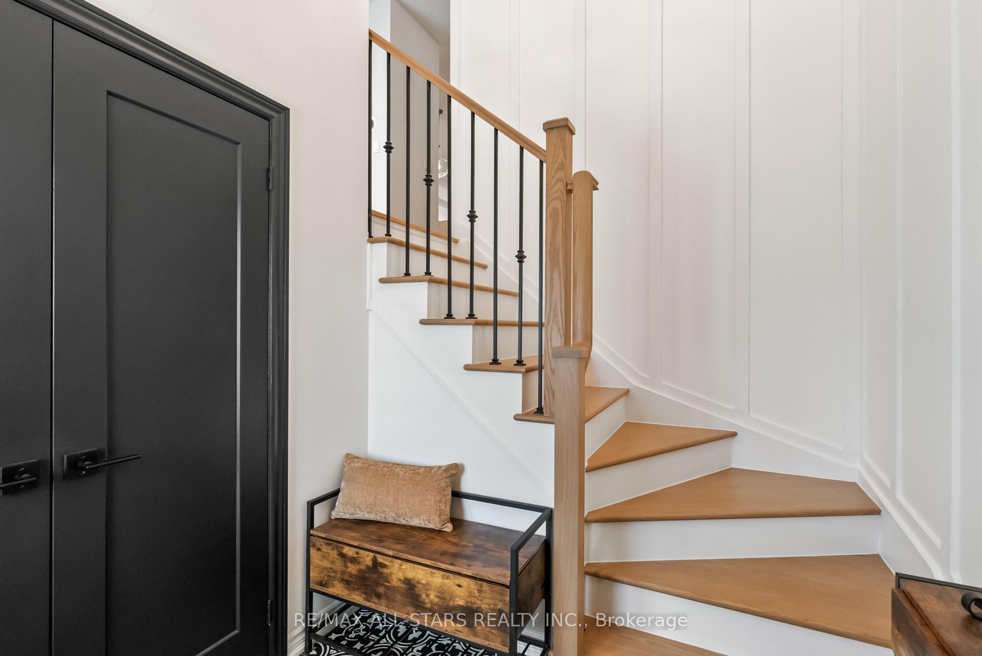 Photo 3 of 17 Gord Matthews Way, Uxbridge — HOMEH