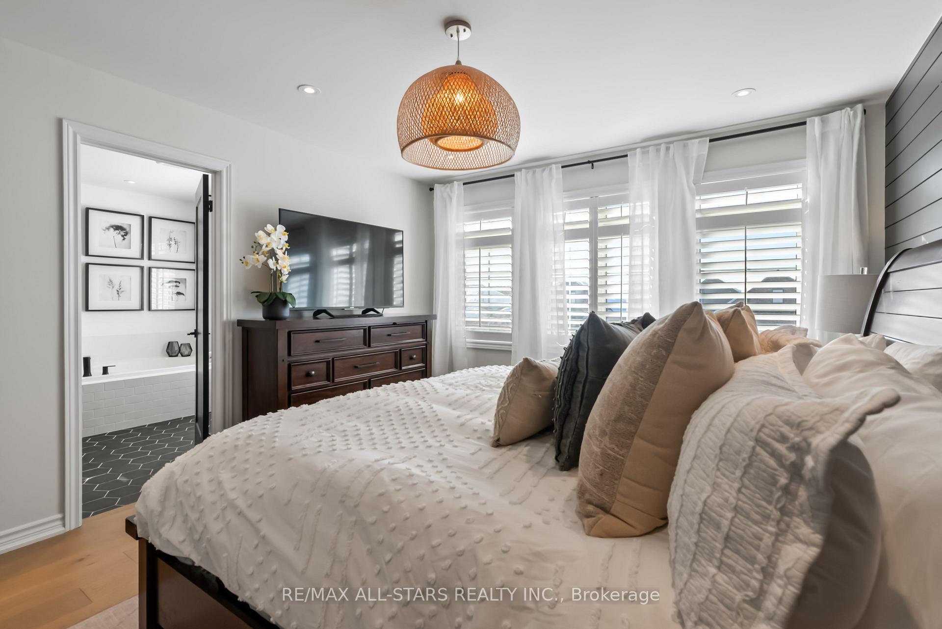 Photo 23 of 17 Gord Matthews Way, Uxbridge — HOMEH