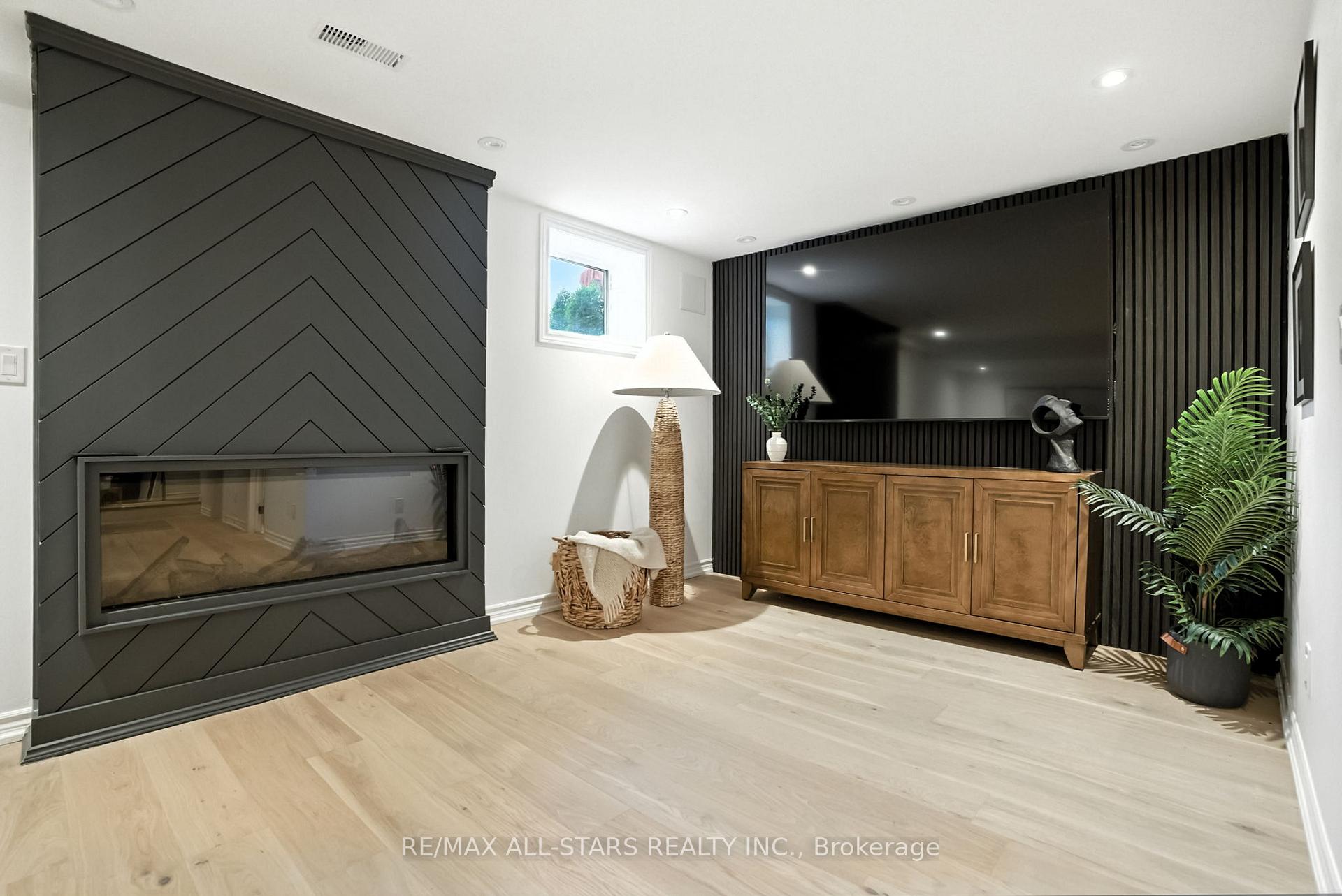 Photo 40 of 17 Gord Matthews Way, Uxbridge — HOMEH