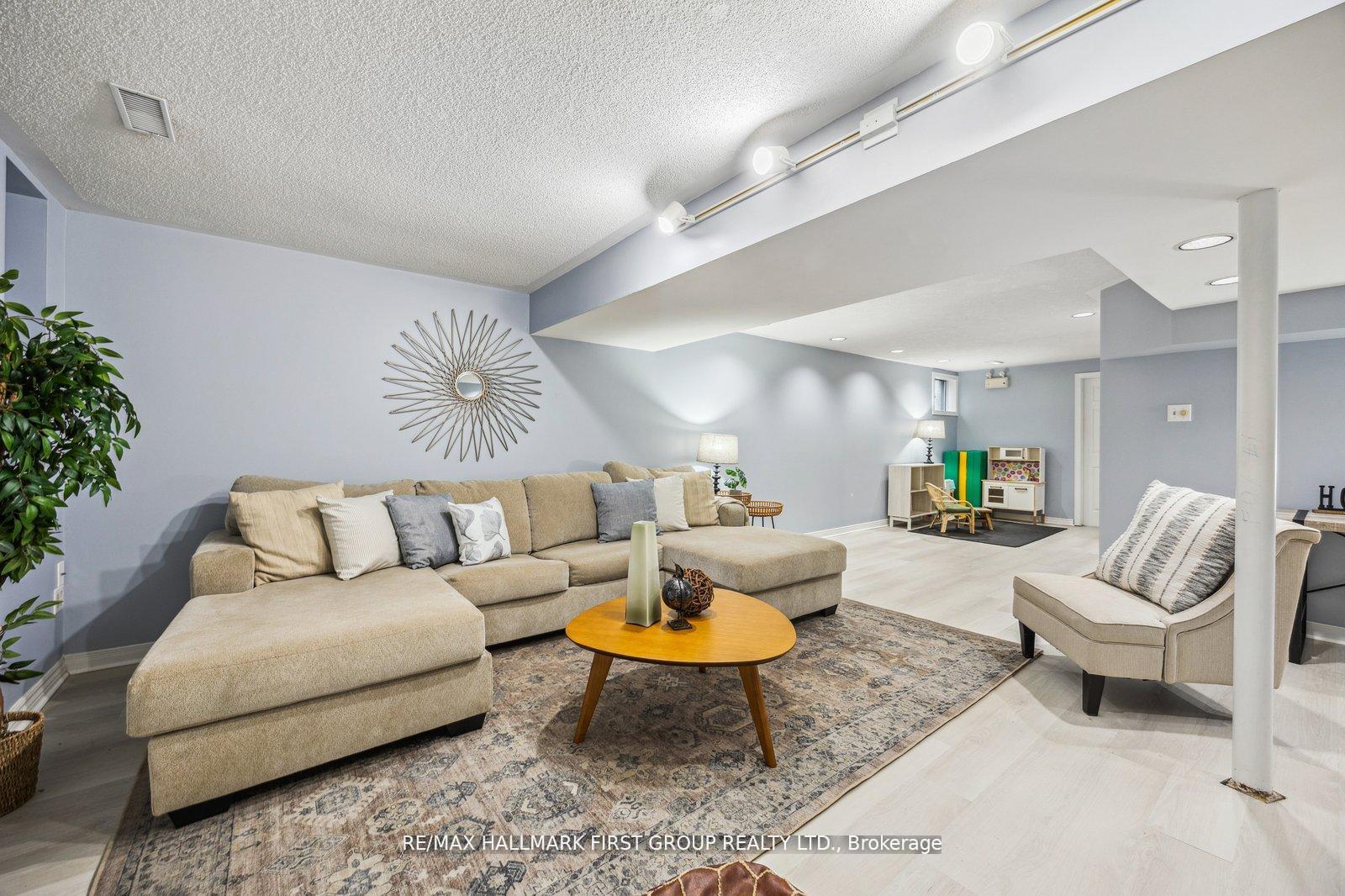 Photo 35 of 40 Centre Road, Uxbridge — HOMEH