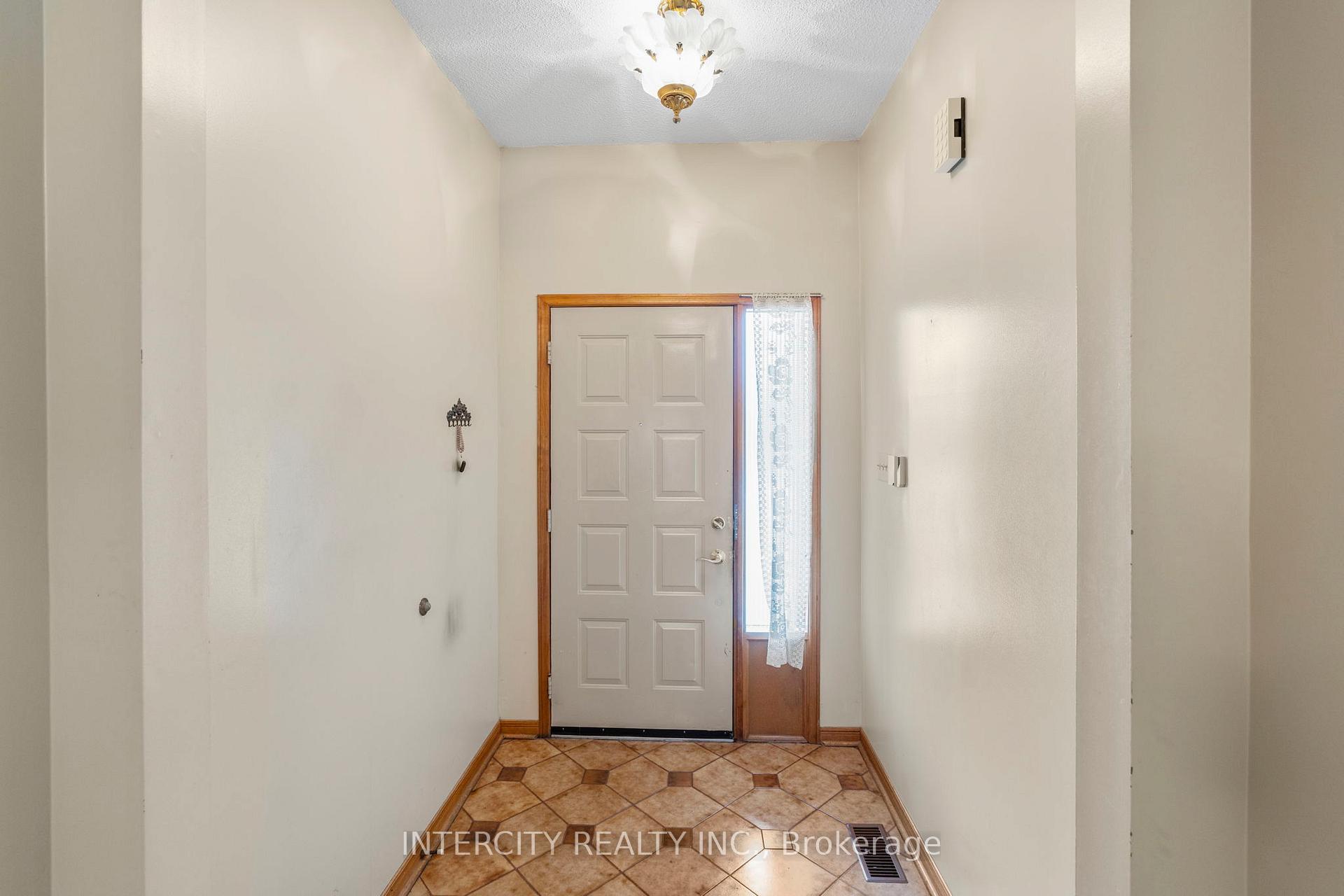 Photo 2 of 64 Brandy Crescent, Vaughan, East Woodbridge — HOMEH