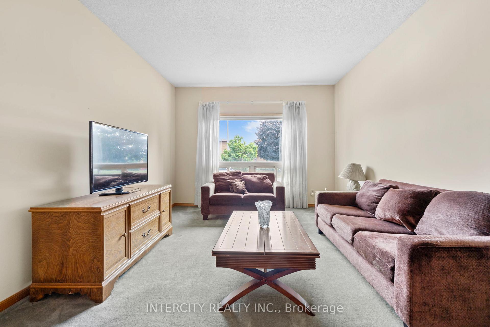 Photo 3 of 64 Brandy Crescent, Vaughan, East Woodbridge — HOMEH