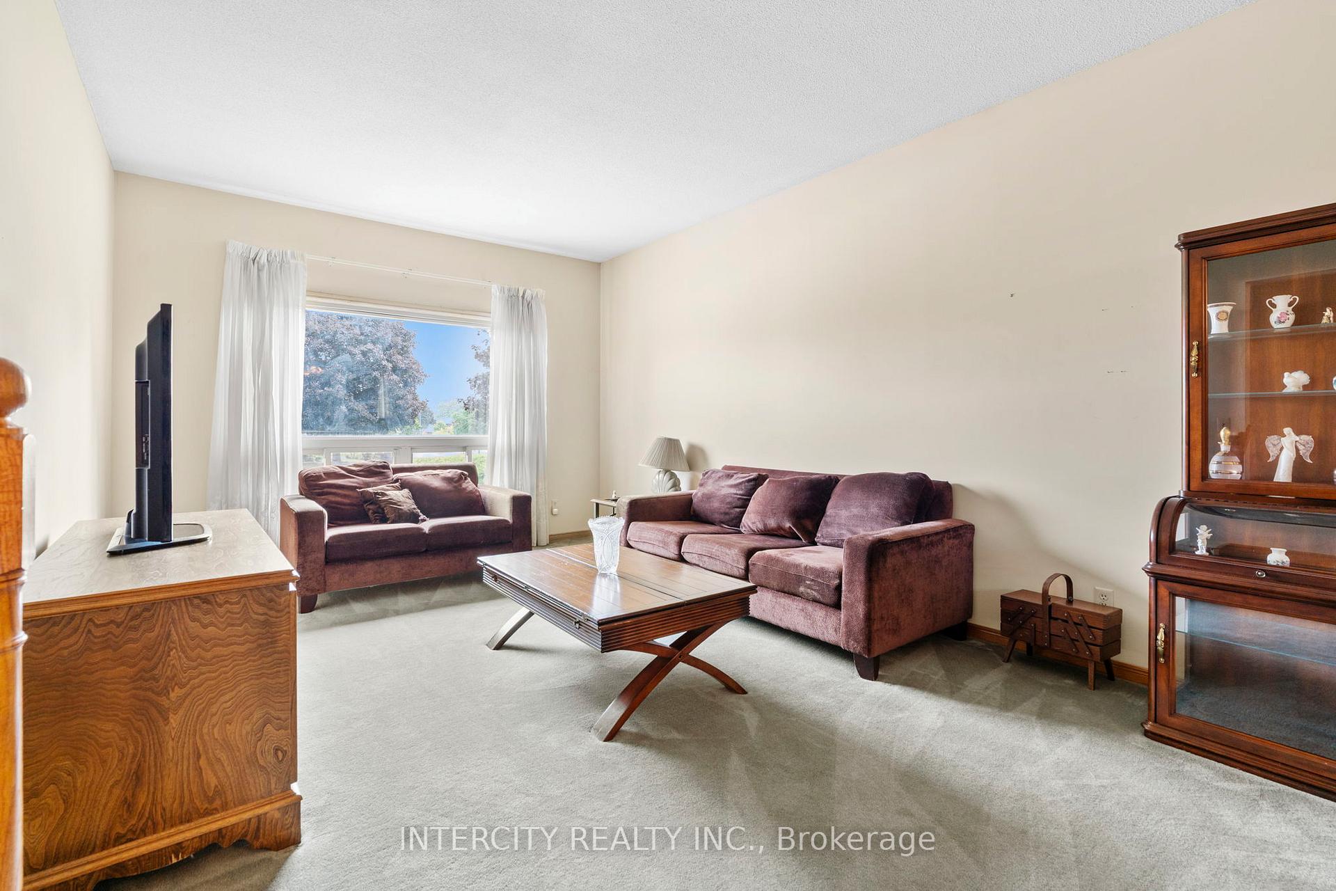 Photo 4 of 64 Brandy Crescent, Vaughan, East Woodbridge — HOMEH