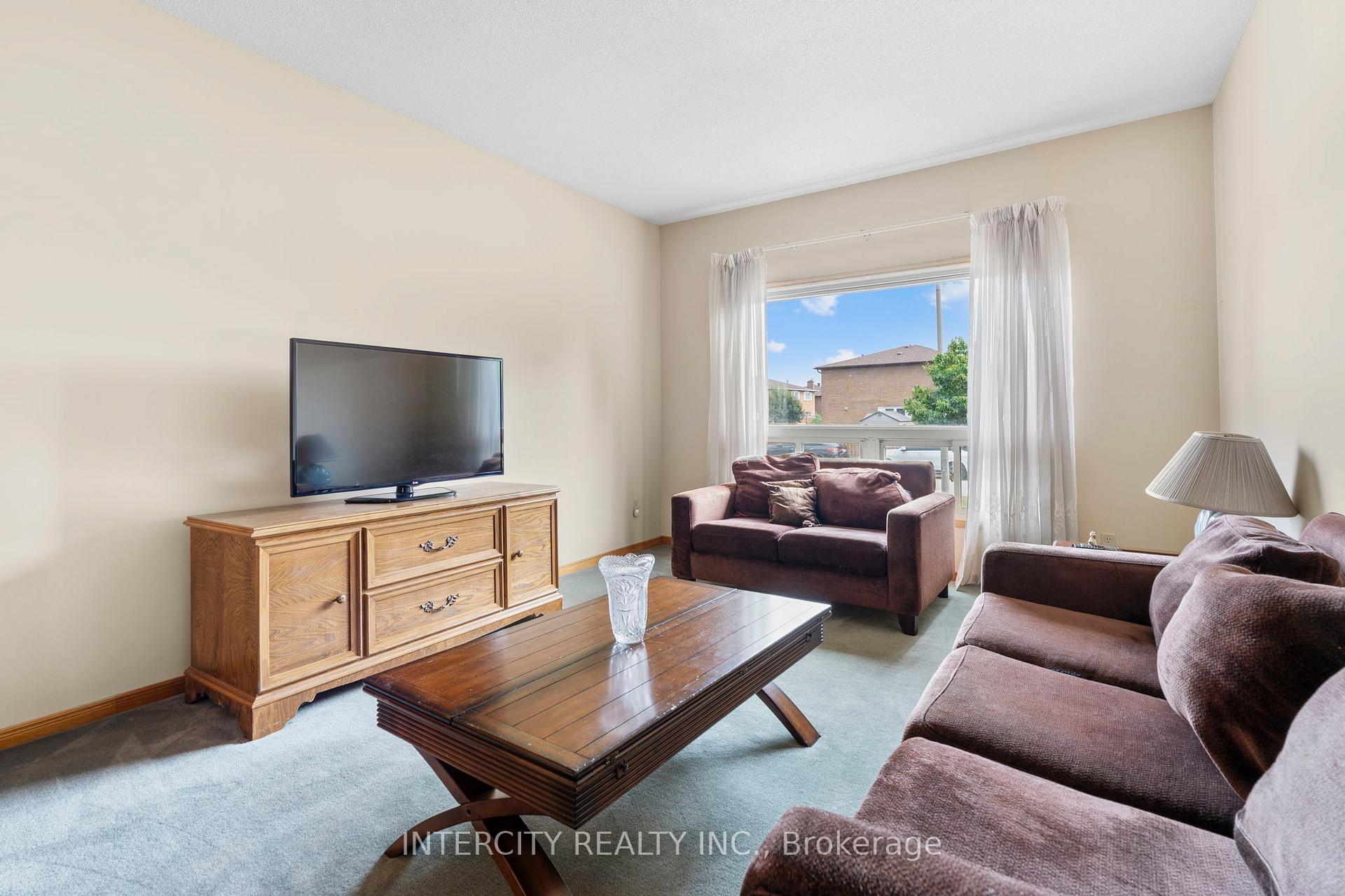 Photo 5 of 64 Brandy Crescent, Vaughan, East Woodbridge — HOMEH