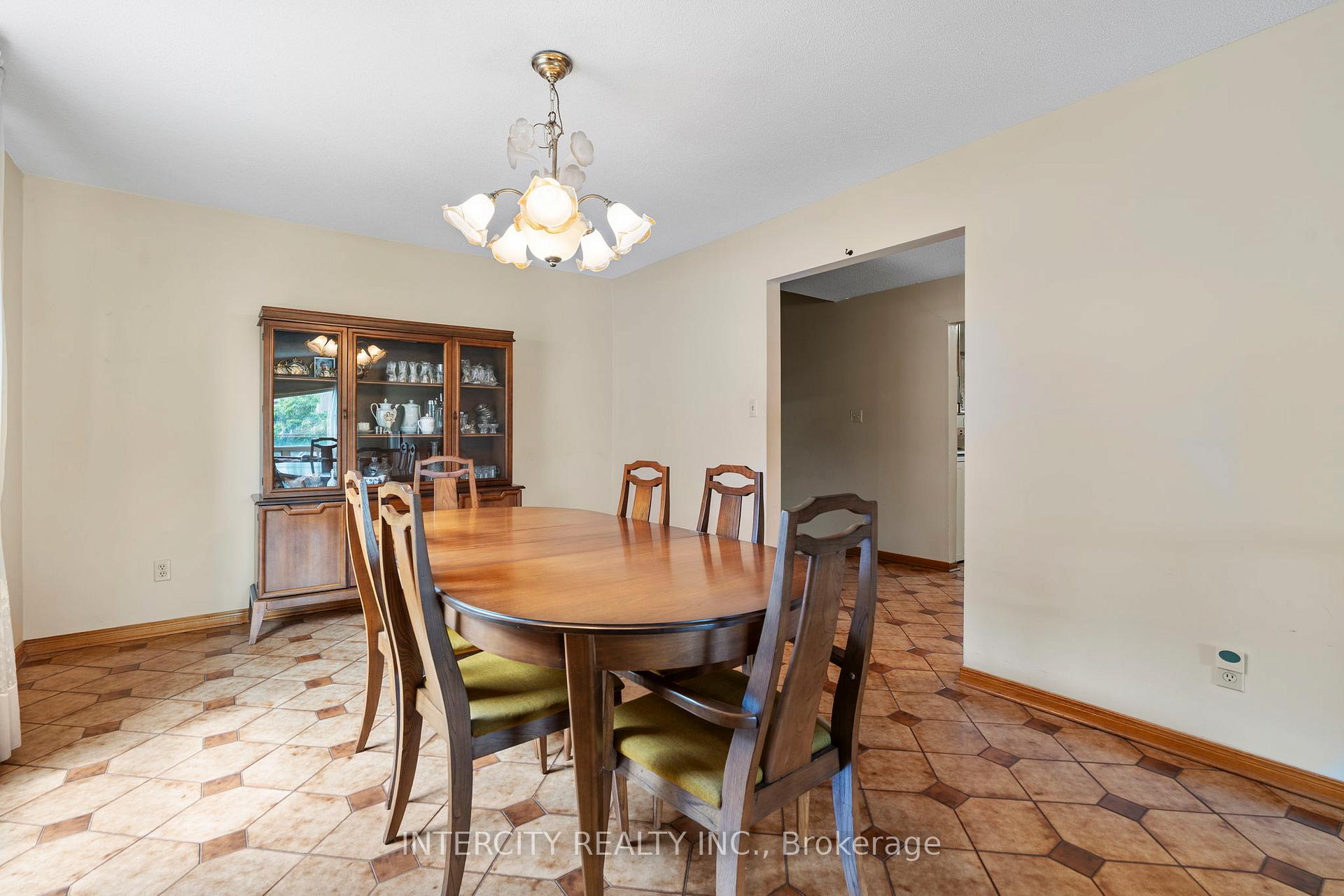 Photo 8 of 64 Brandy Crescent, Vaughan, East Woodbridge — HOMEH