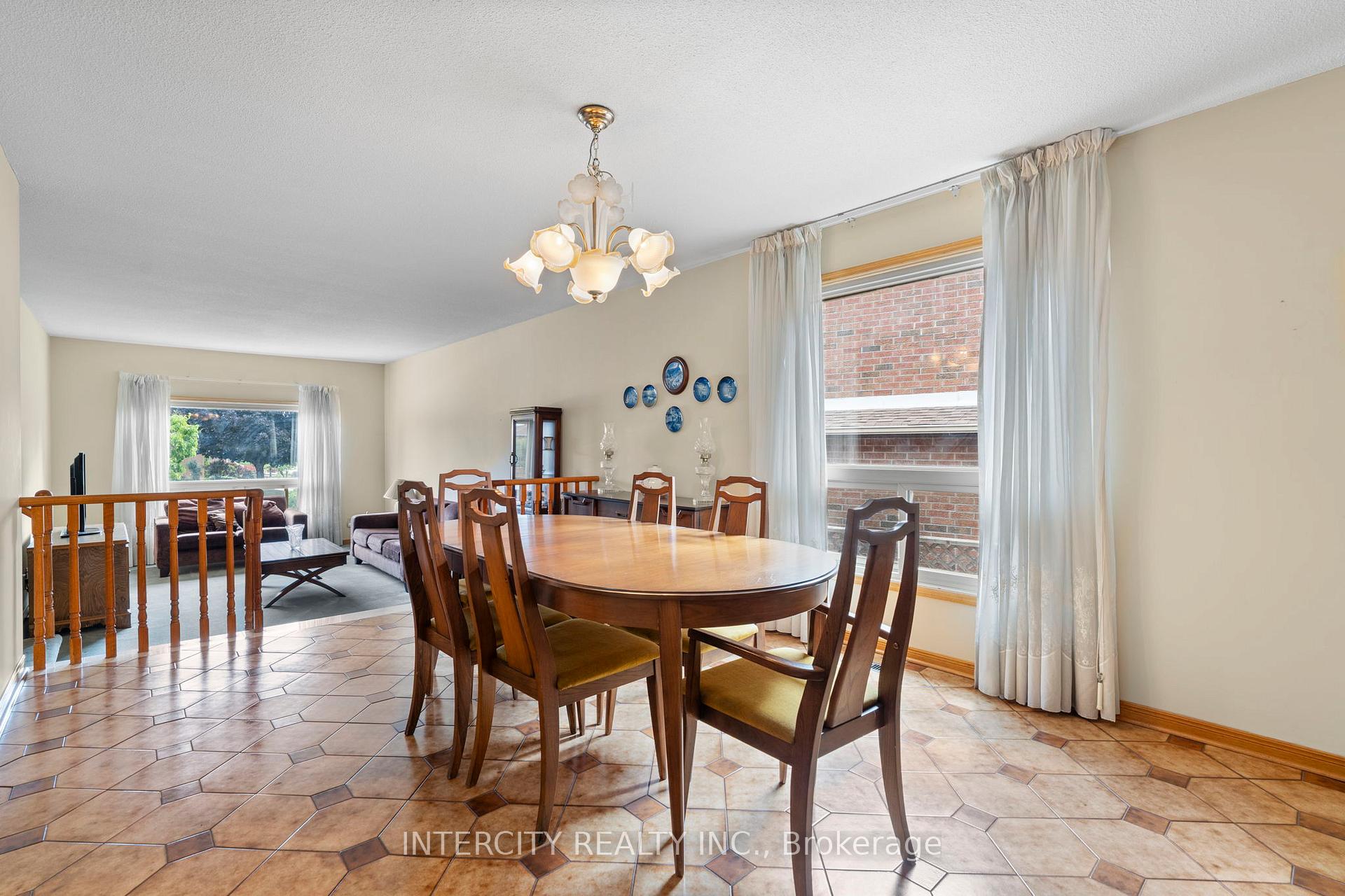 Photo 10 of 64 Brandy Crescent, Vaughan, East Woodbridge — HOMEH
