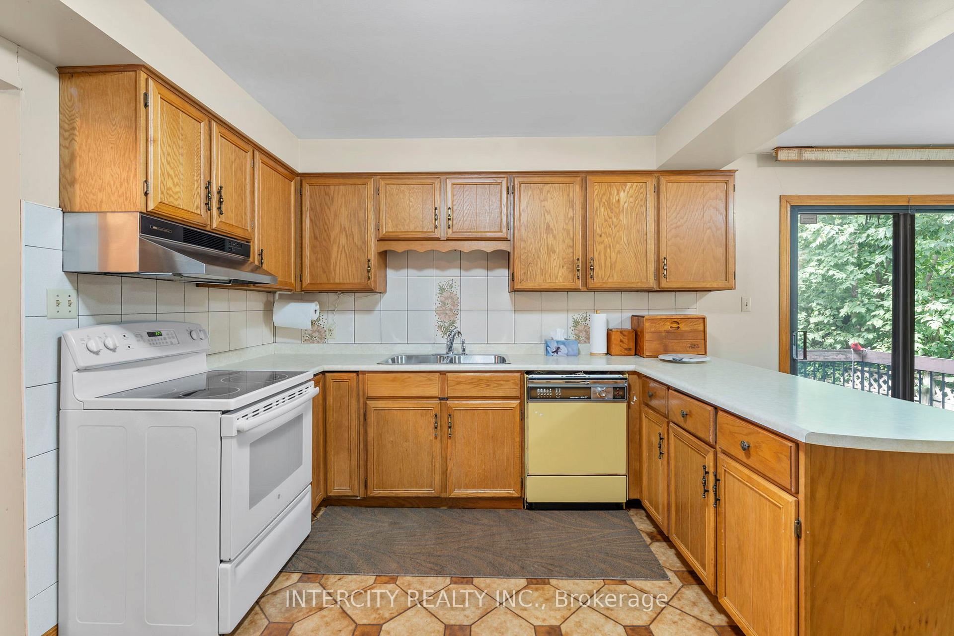 Photo 12 of 64 Brandy Crescent, Vaughan, East Woodbridge — HOMEH