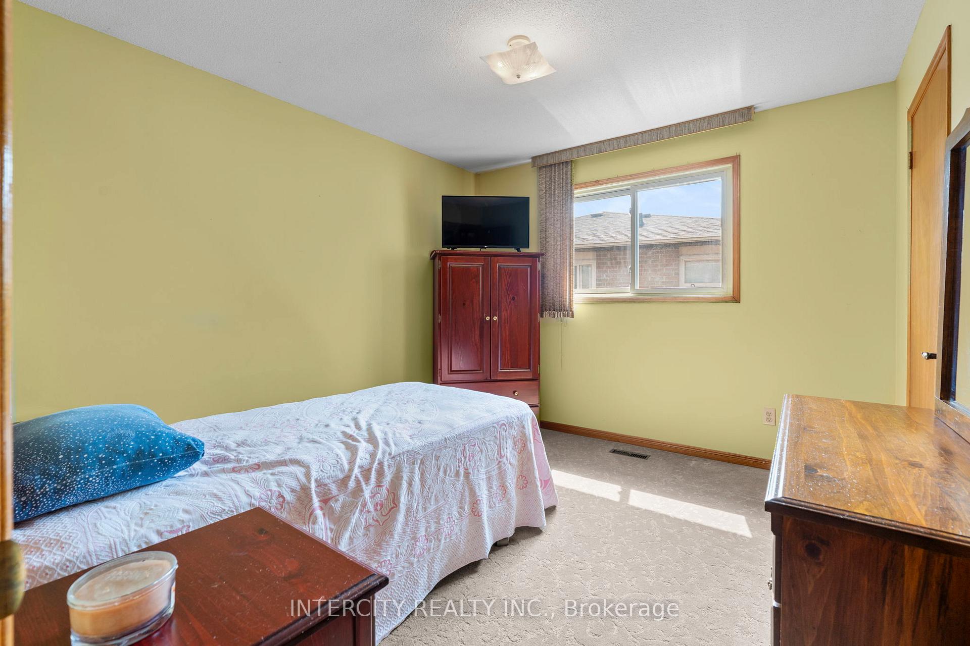 Photo 18 of 64 Brandy Crescent, Vaughan, East Woodbridge — HOMEH