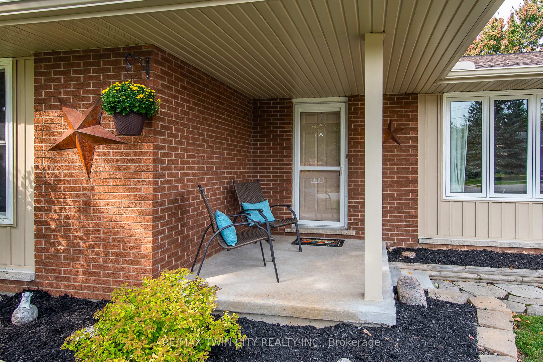 Photo 4 of 1099 Henry Street, Wellesley — HOMEH