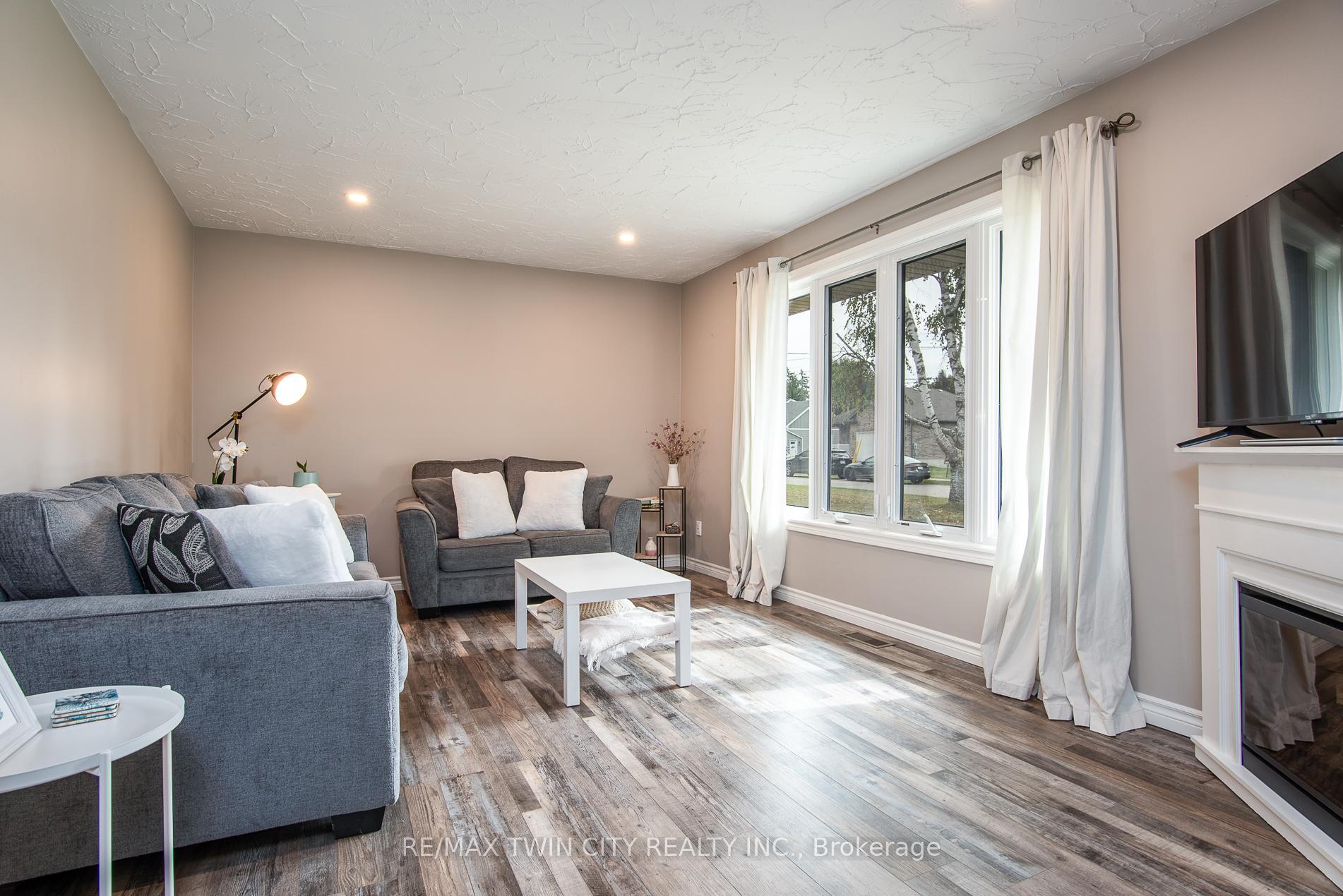Photo 5 of 1099 Henry Street, Wellesley — HOMEH