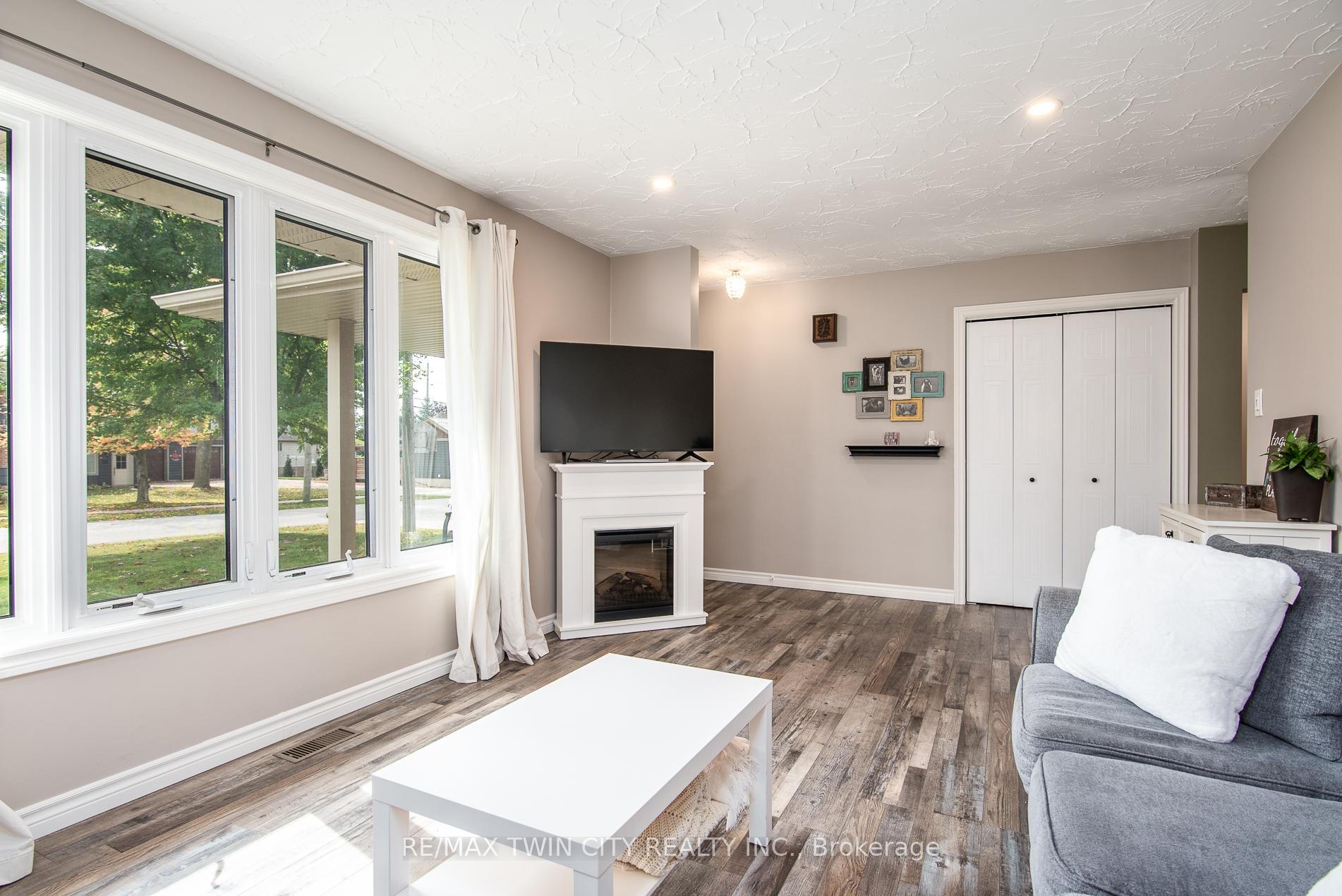 Photo 7 of 1099 Henry Street, Wellesley — HOMEH