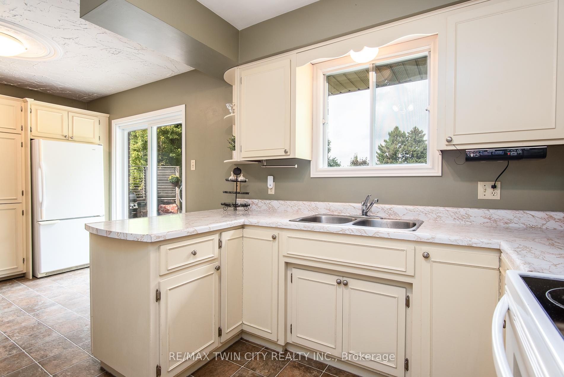 Photo 10 of 1099 Henry Street, Wellesley — HOMEH