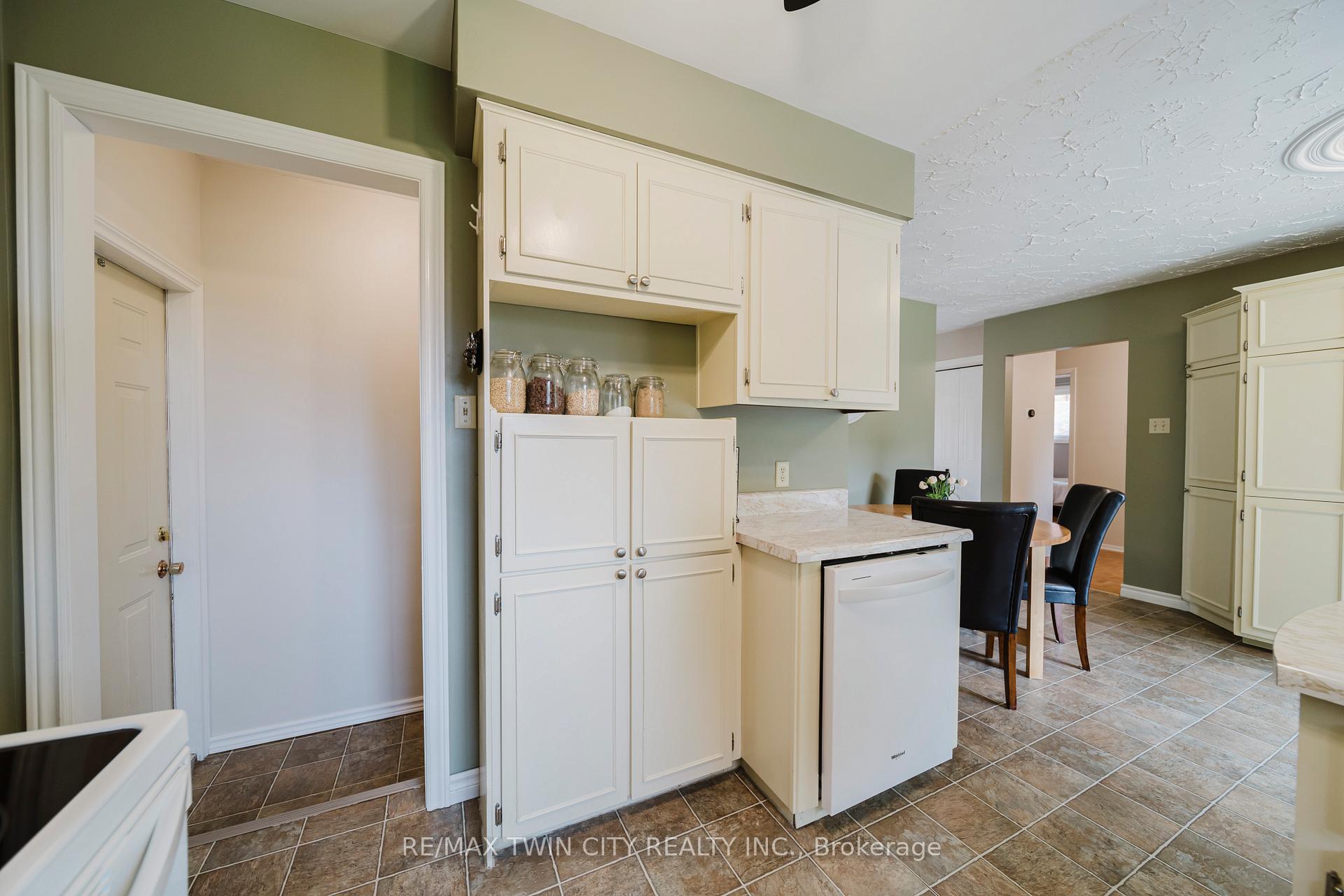 Photo 11 of 1099 Henry Street, Wellesley — HOMEH