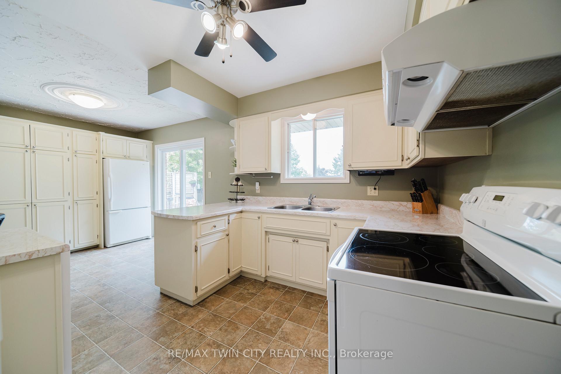 Photo 12 of 1099 Henry Street, Wellesley — HOMEH