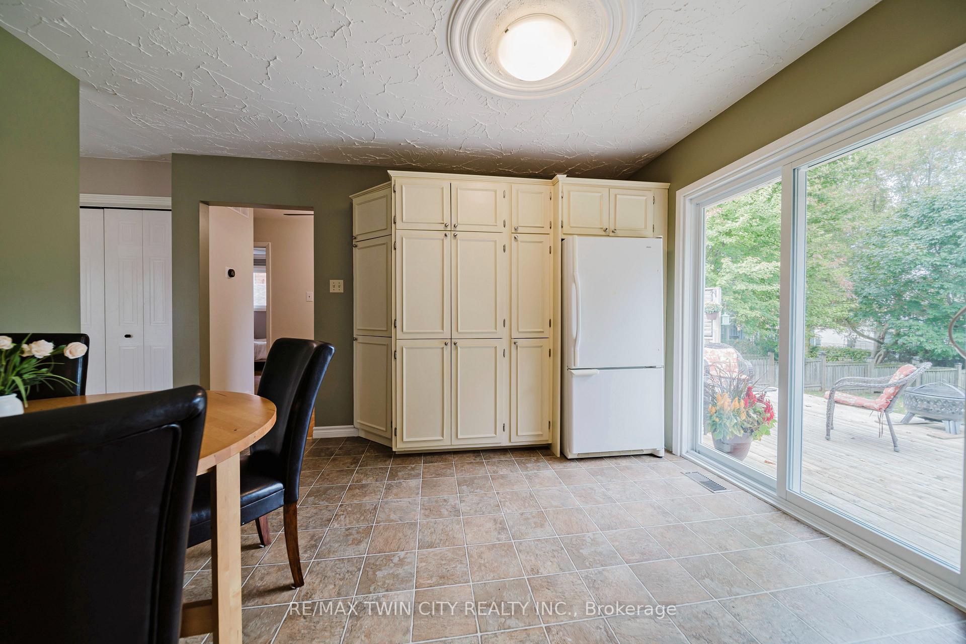 Photo 13 of 1099 Henry Street, Wellesley — HOMEH