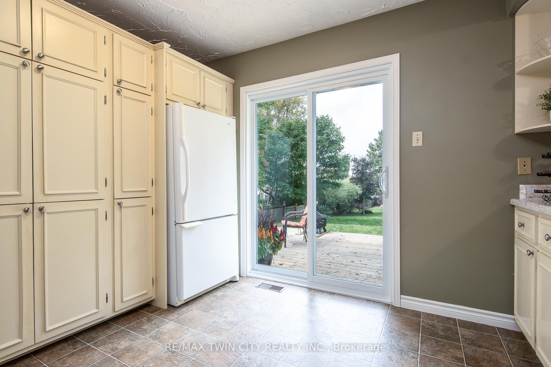 Photo 14 of 1099 Henry Street, Wellesley — HOMEH