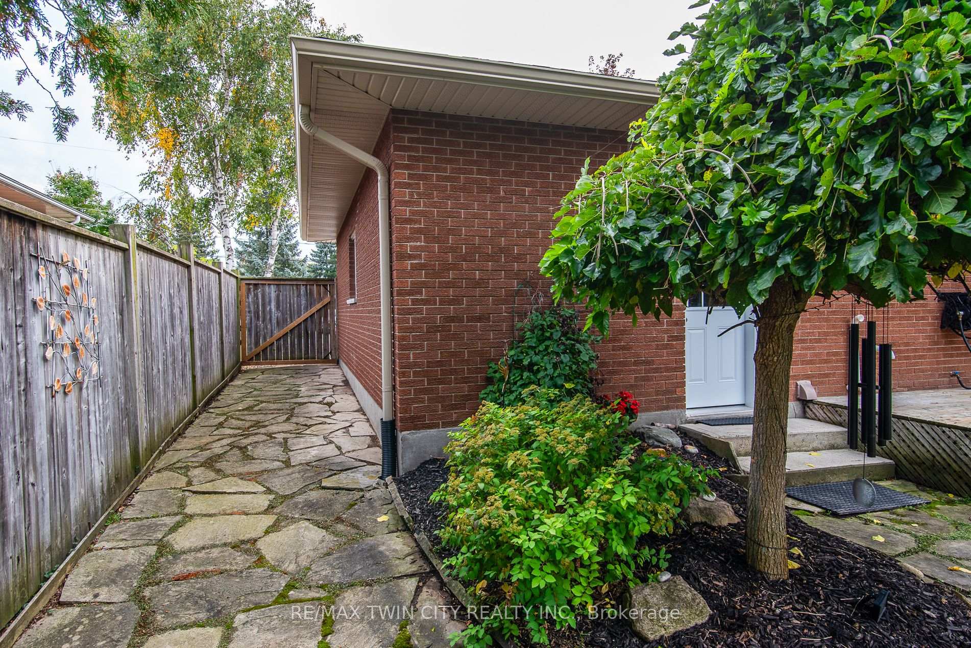 Photo 22 of 1099 Henry Street, Wellesley — HOMEH