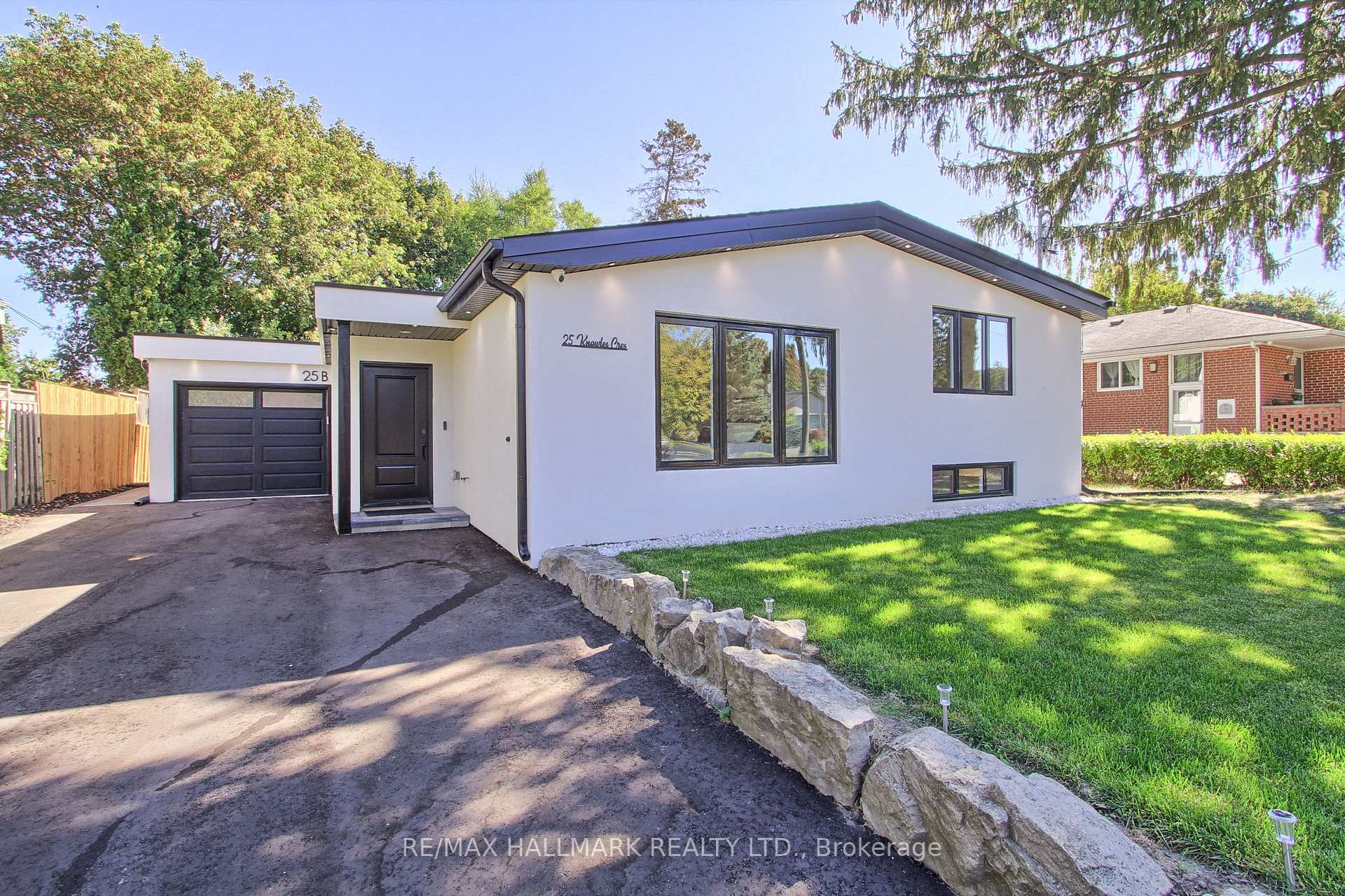 Photo 2 of 25 Knowles Crescent, Aurora, Aurora Highlands — HOMEH