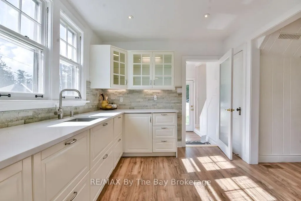 Photo 5 of Unit 3, 1067 Mosley Street, Wasaga Beach — HOMEH
