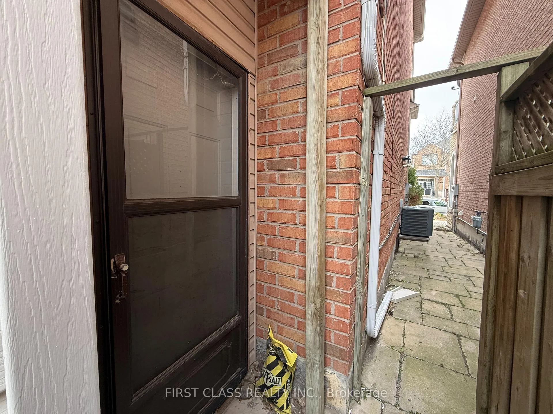 Photo 2 of 131 Santa Maria Trail, Vaughan, Vellore Village — HOMEH