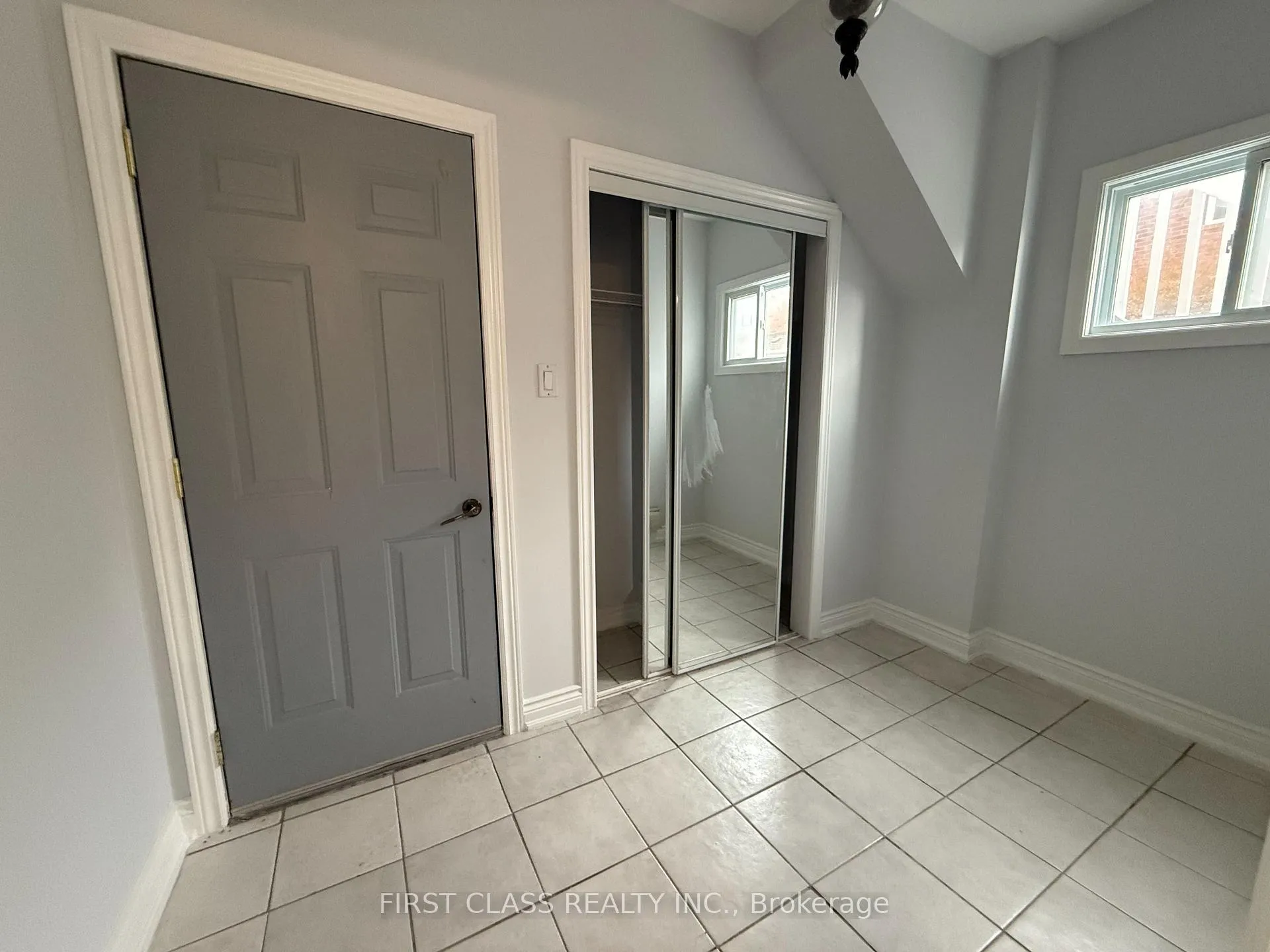 Photo 5 of 131 Santa Maria Trail, Vaughan, Vellore Village — HOMEH