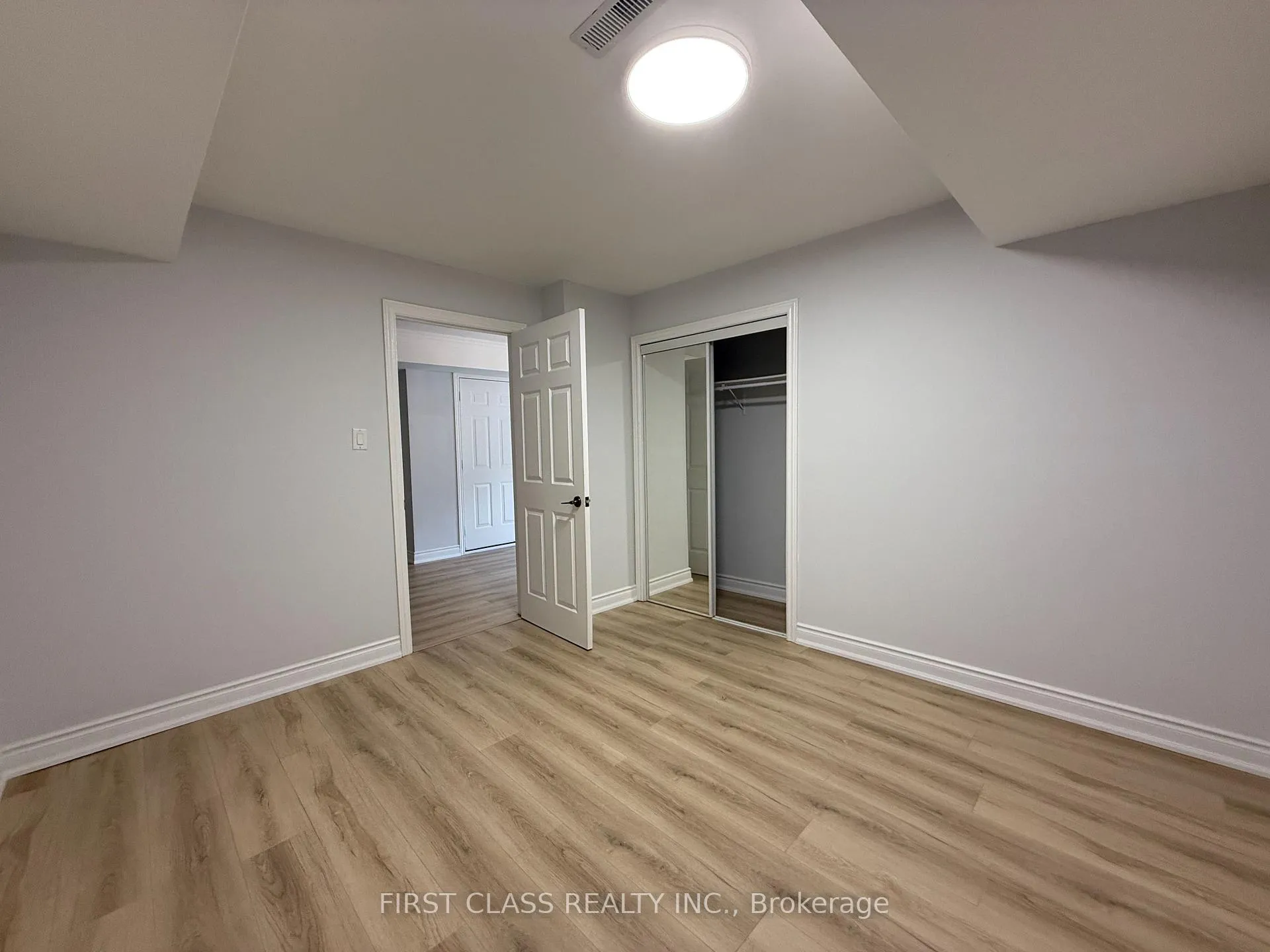 Photo 11 of 131 Santa Maria Trail, Vaughan, Vellore Village — HOMEH