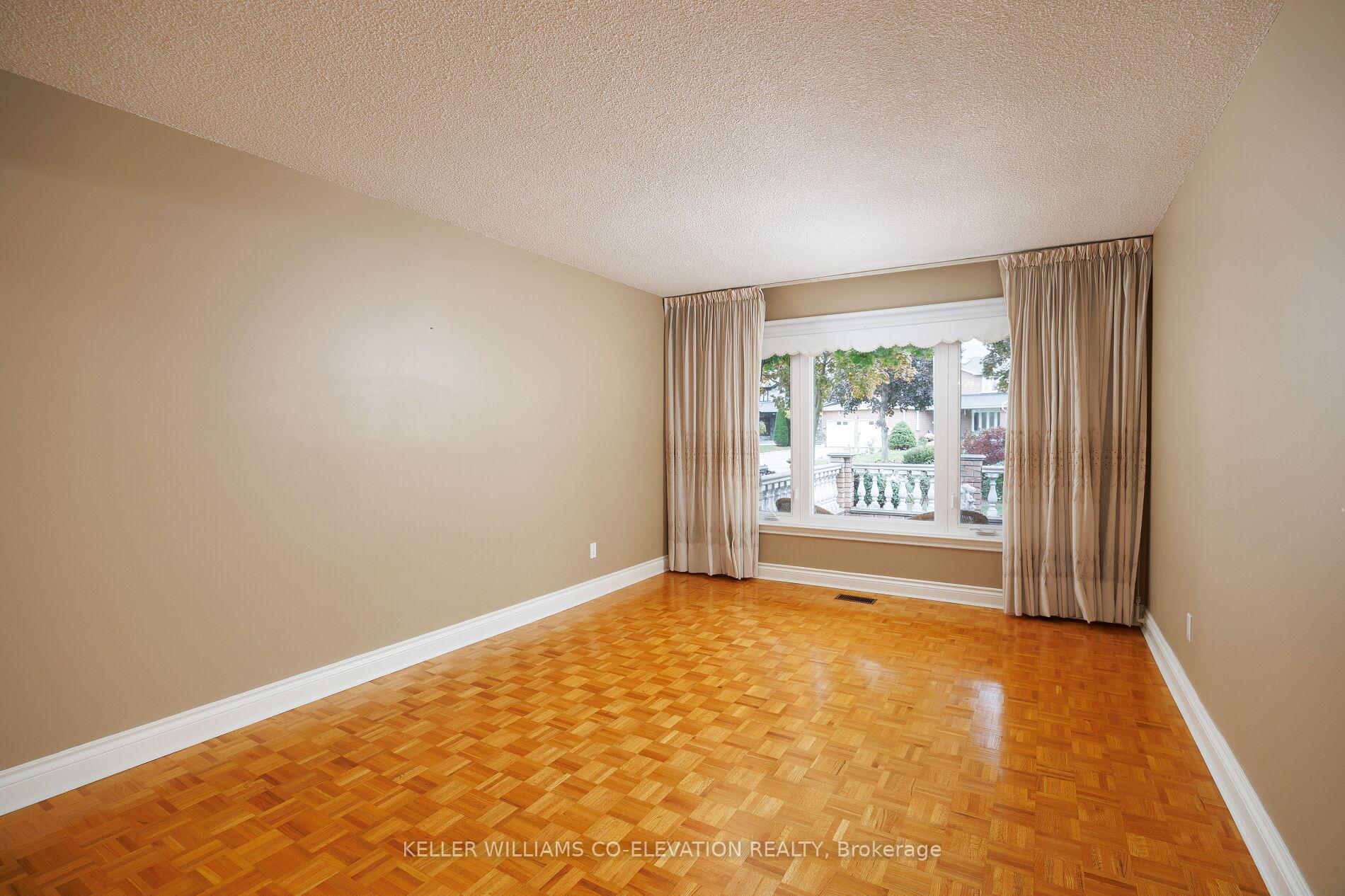 Photo 8 of 73 Queenston Crescent, Vaughan, East Woodbridge — HOMEH