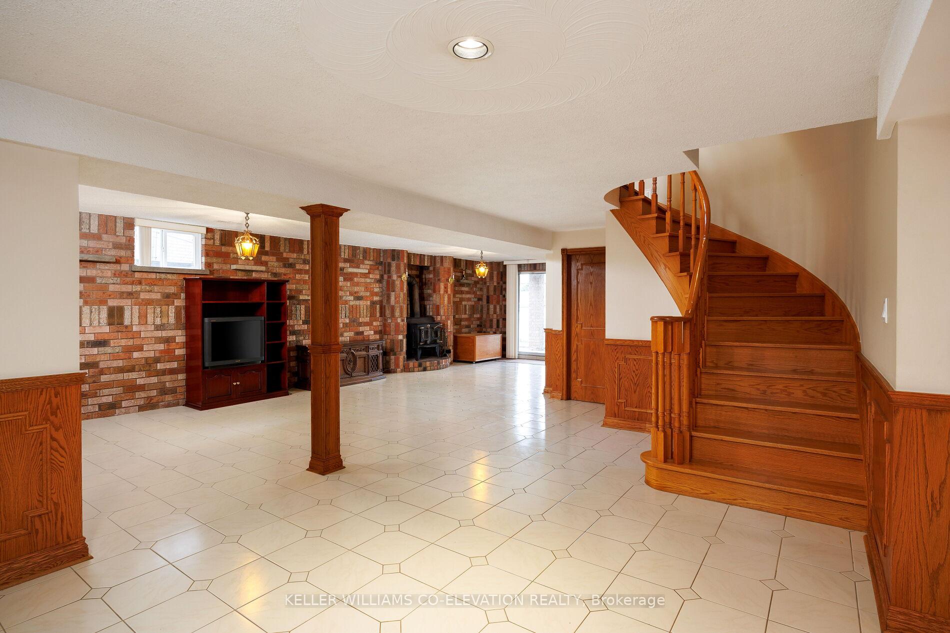 Photo 34 of 73 Queenston Crescent, Vaughan, East Woodbridge — HOMEH