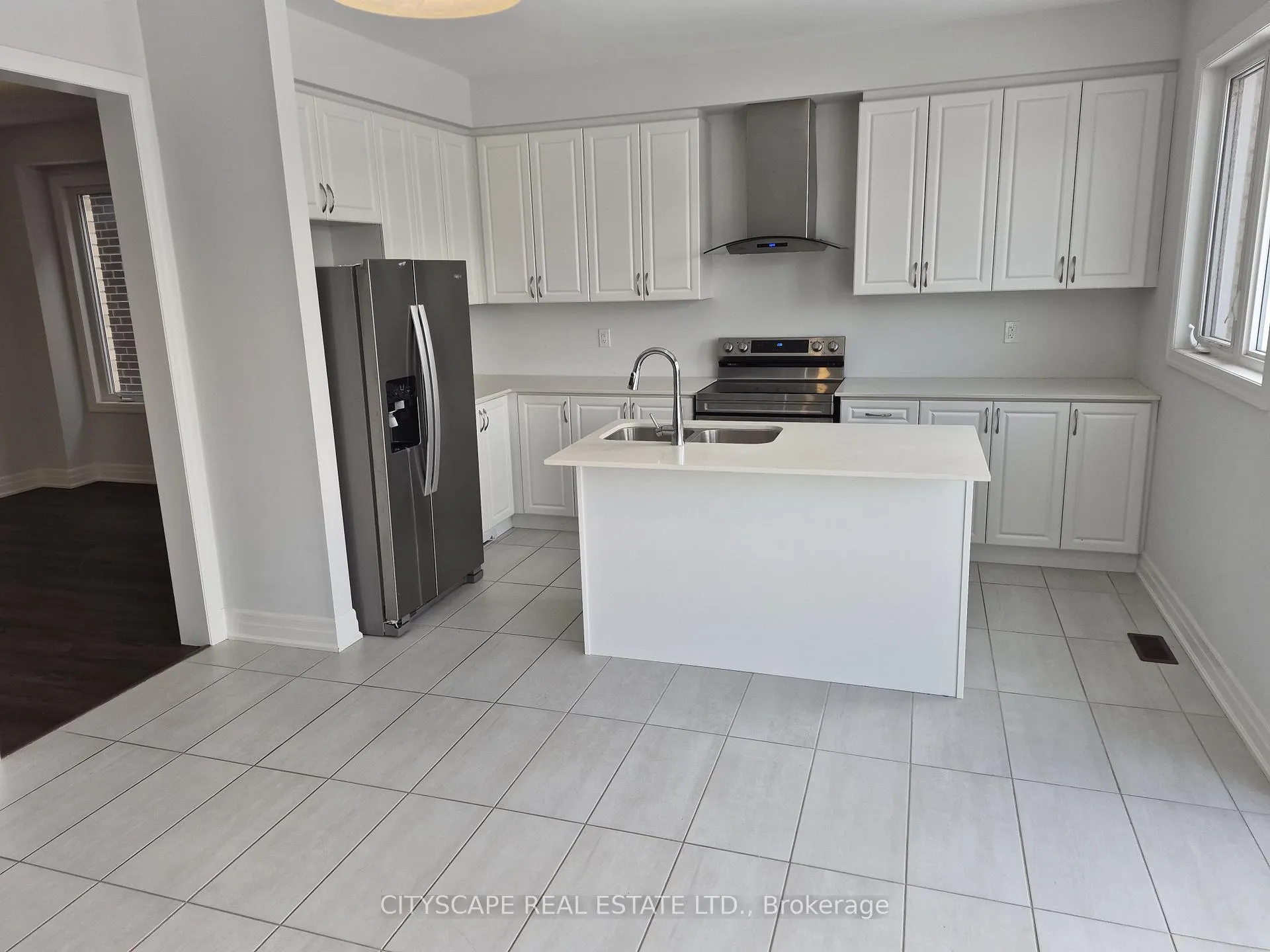 Photo 9 of 19 Rosanne Circle, Wasaga Beach — HOMEH