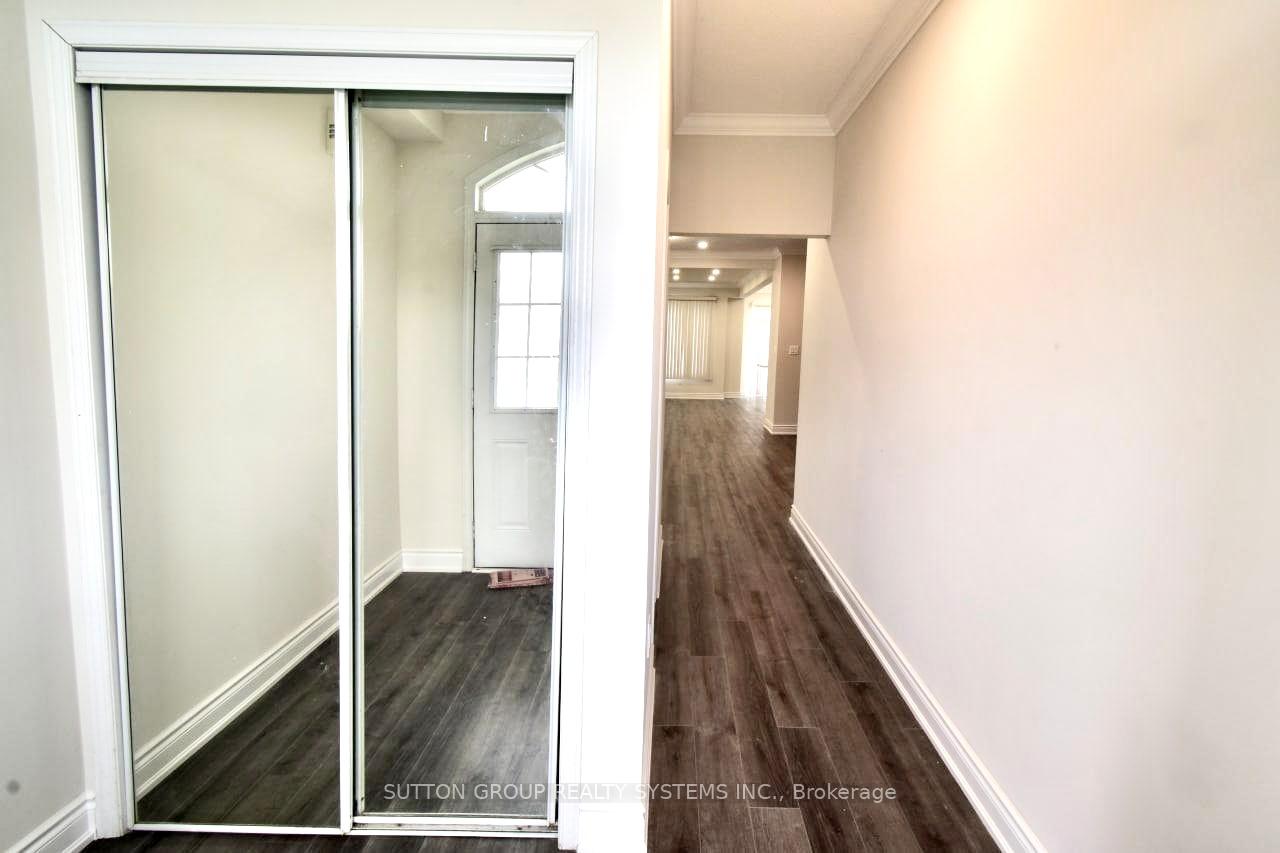 Photo 4 of 107 Laramie Crescent, Vaughan, Patterson — HOMEH