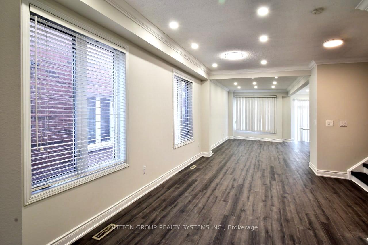 Photo 7 of 107 Laramie Crescent, Vaughan, Patterson — HOMEH