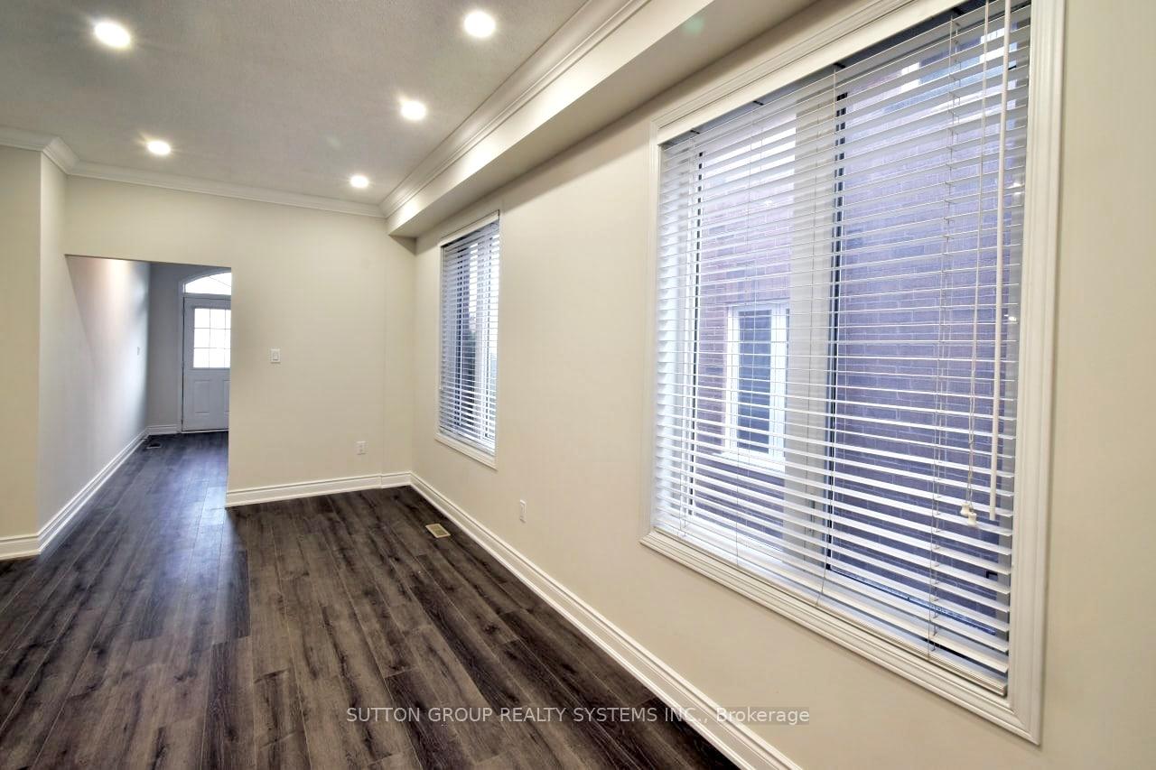Photo 11 of 107 Laramie Crescent, Vaughan, Patterson — HOMEH