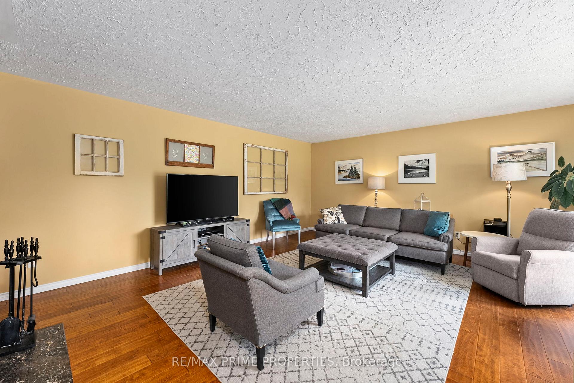 Photo 4 of 292 Zephyr Road, Uxbridge, Rural Uxbridge — HOMEH