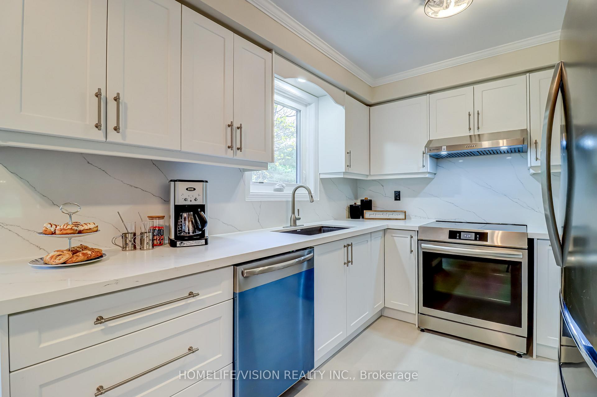 Photo 5 of 66 Munro Crescent, Uxbridge — HOMEH