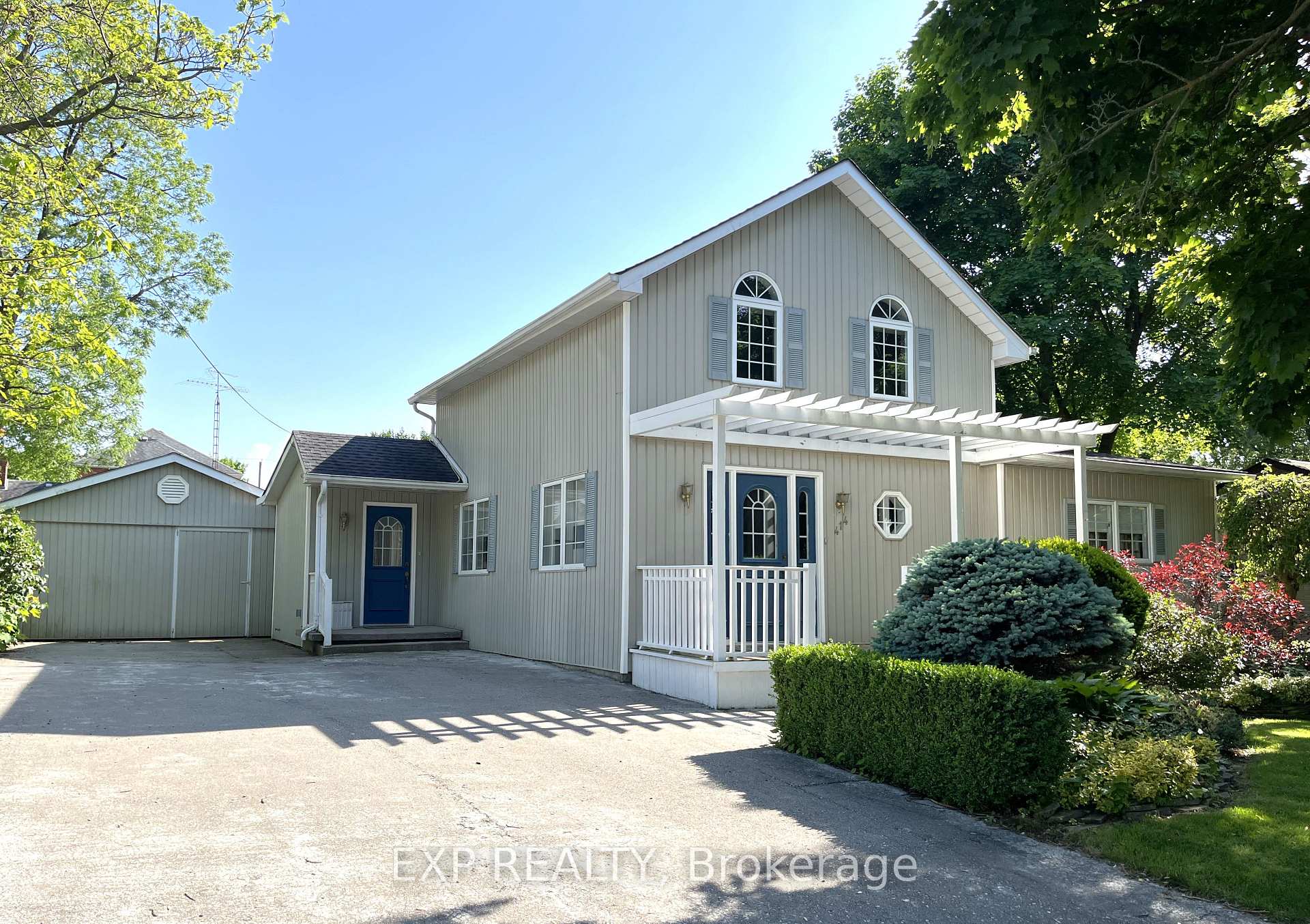 Photo 2 of 414 Simcoe St Street, Warwick, Watford — HOMEH