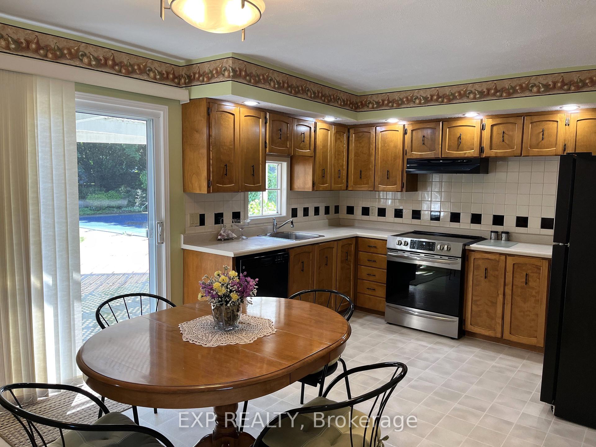 Photo 3 of 414 Simcoe St Street, Warwick, Watford — HOMEH