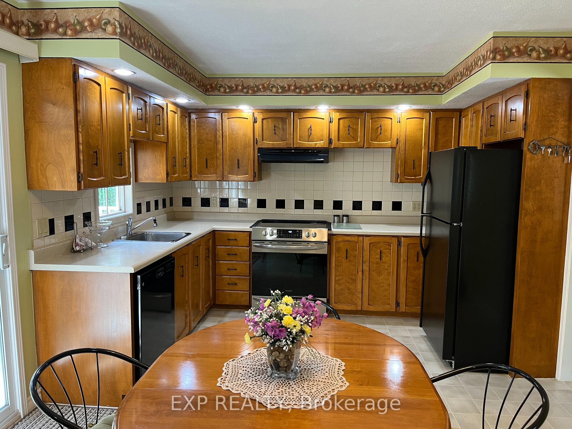 Photo 4 of 414 Simcoe St Street, Warwick, Watford — HOMEH