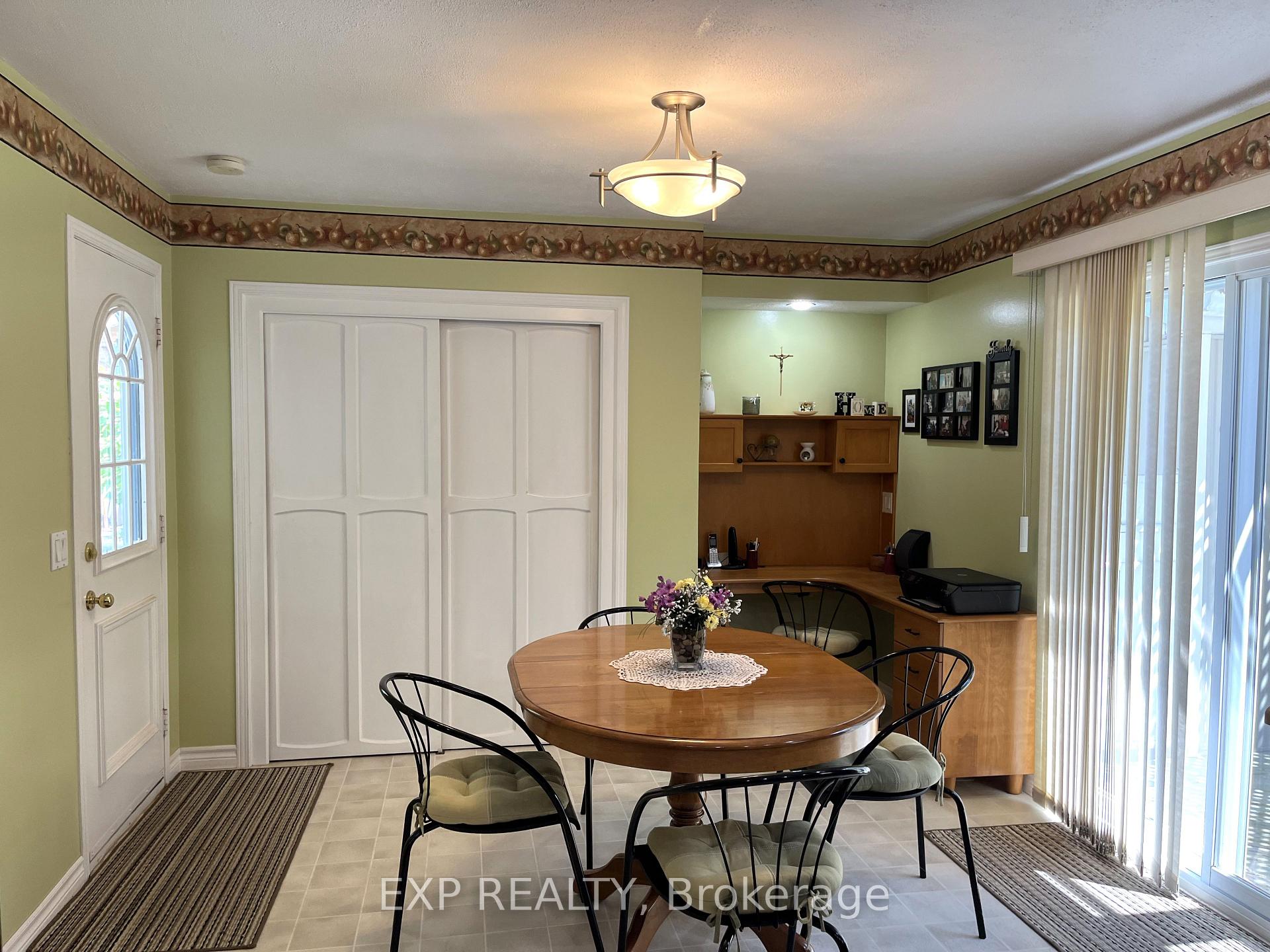 Photo 5 of 414 Simcoe St Street, Warwick, Watford — HOMEH