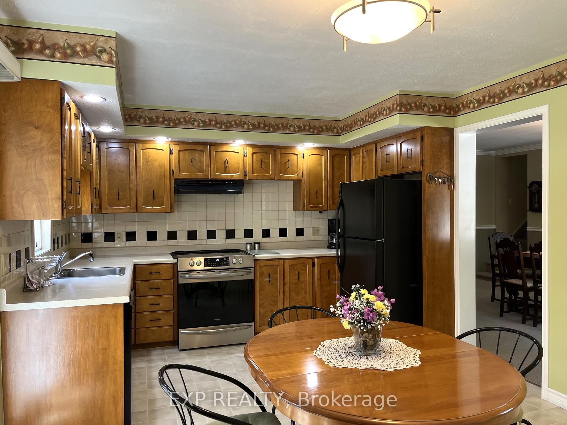 Photo 6 of 414 Simcoe St Street, Warwick, Watford — HOMEH