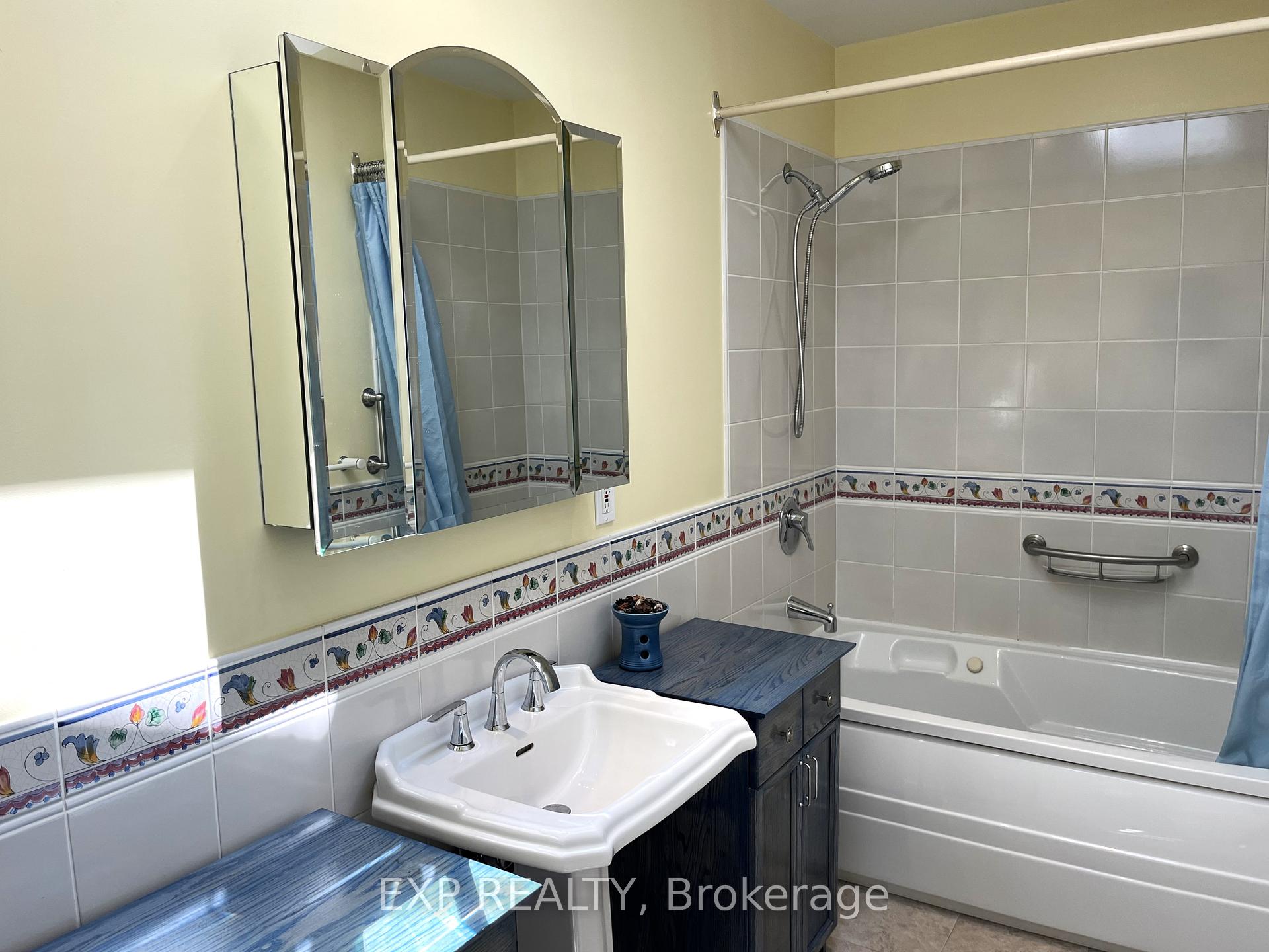 Photo 20 of 414 Simcoe St Street, Warwick, Watford — HOMEH