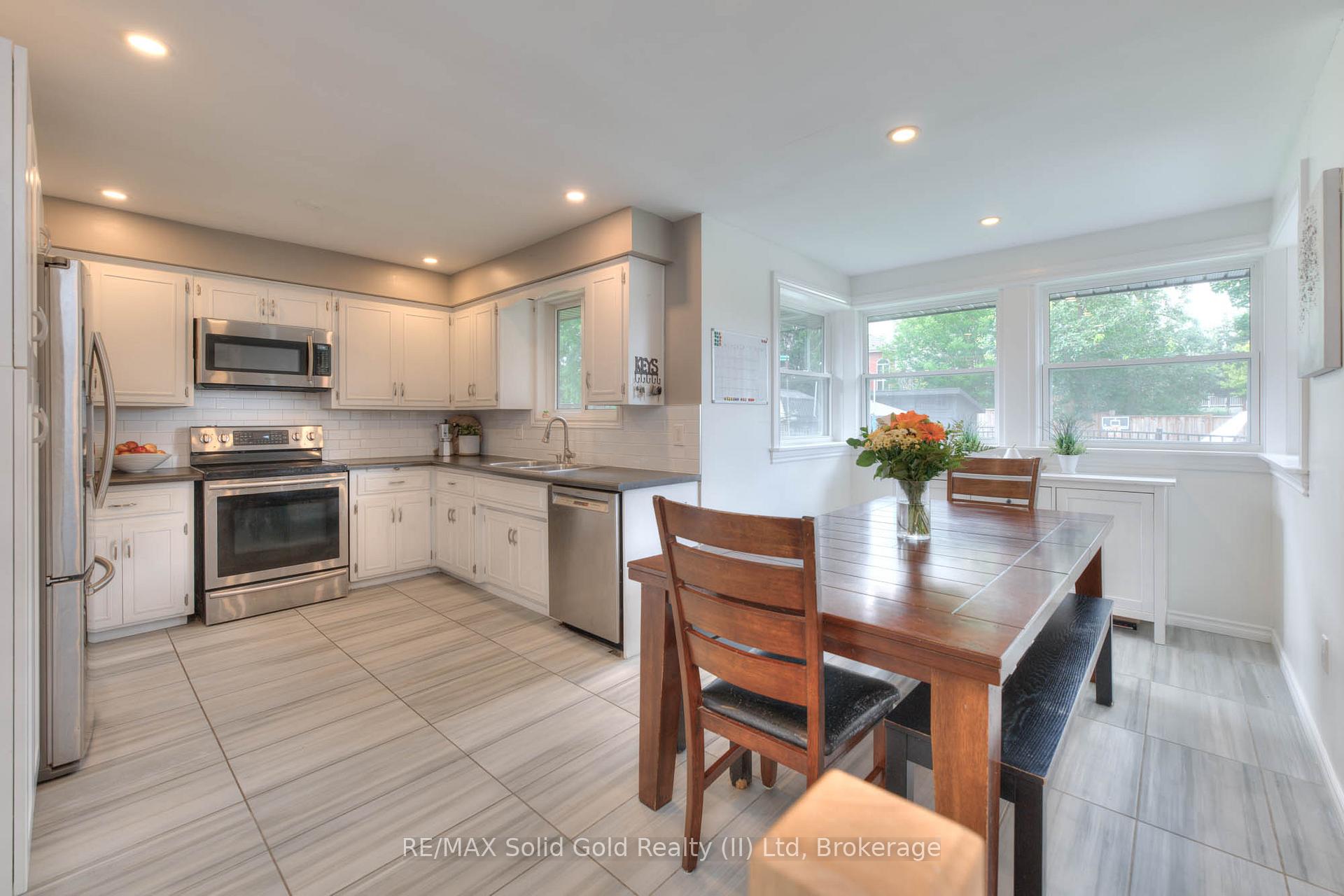 Photo 15 of 11 Reiner Crescent, Wellesley — HOMEH