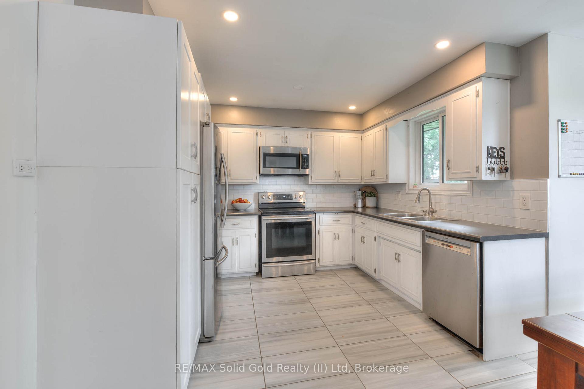 Photo 16 of 11 Reiner Crescent, Wellesley — HOMEH