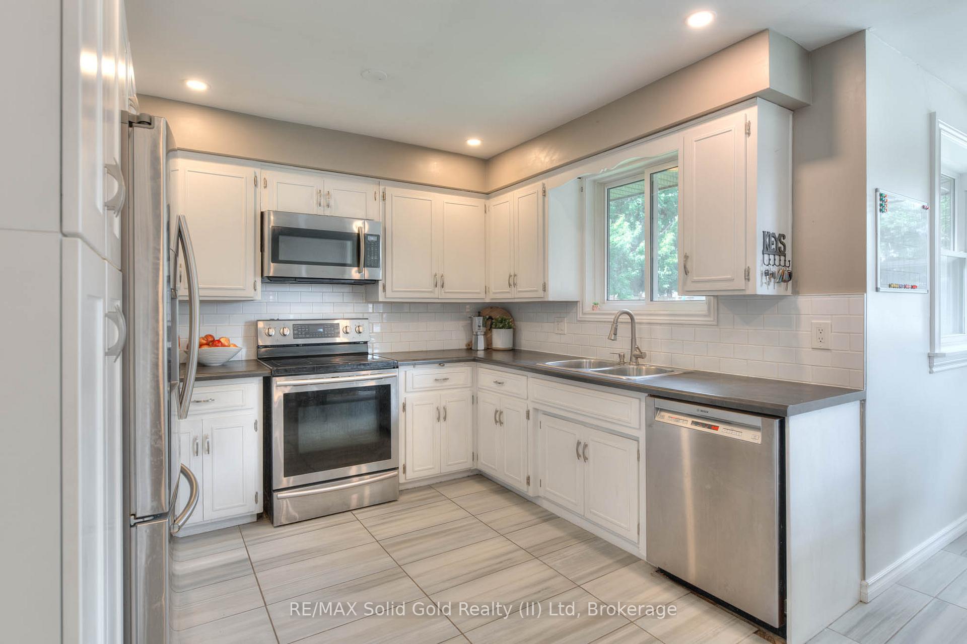 Photo 17 of 11 Reiner Crescent, Wellesley — HOMEH