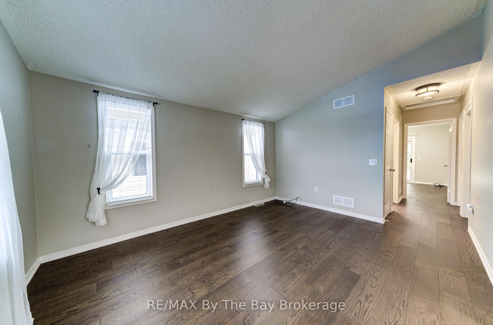 Photo 3 of 45 Indiana Avenue, Wasaga Beach — HOMEH